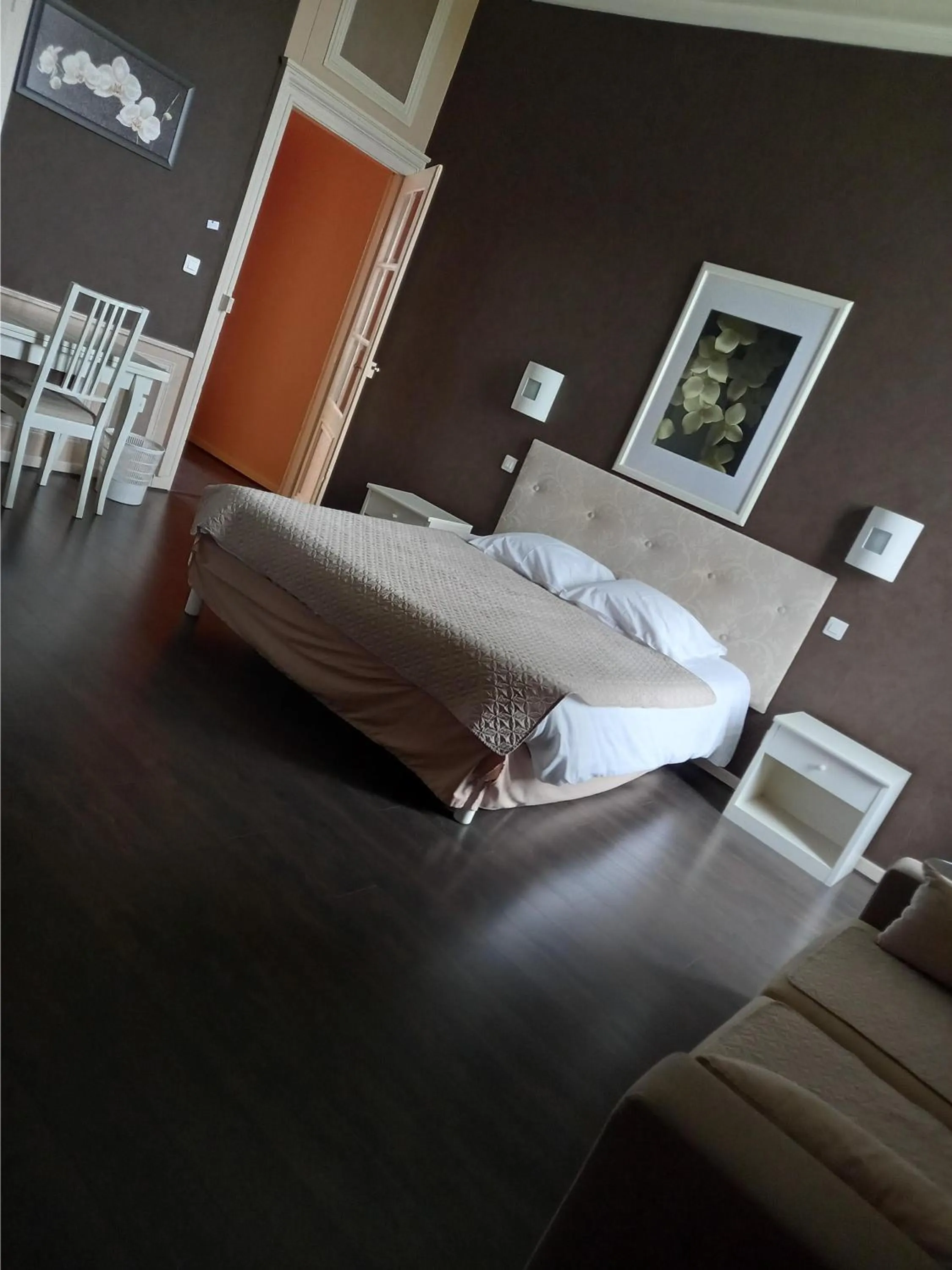 Photo of the whole room, Bed in Le Chateau de Buchy