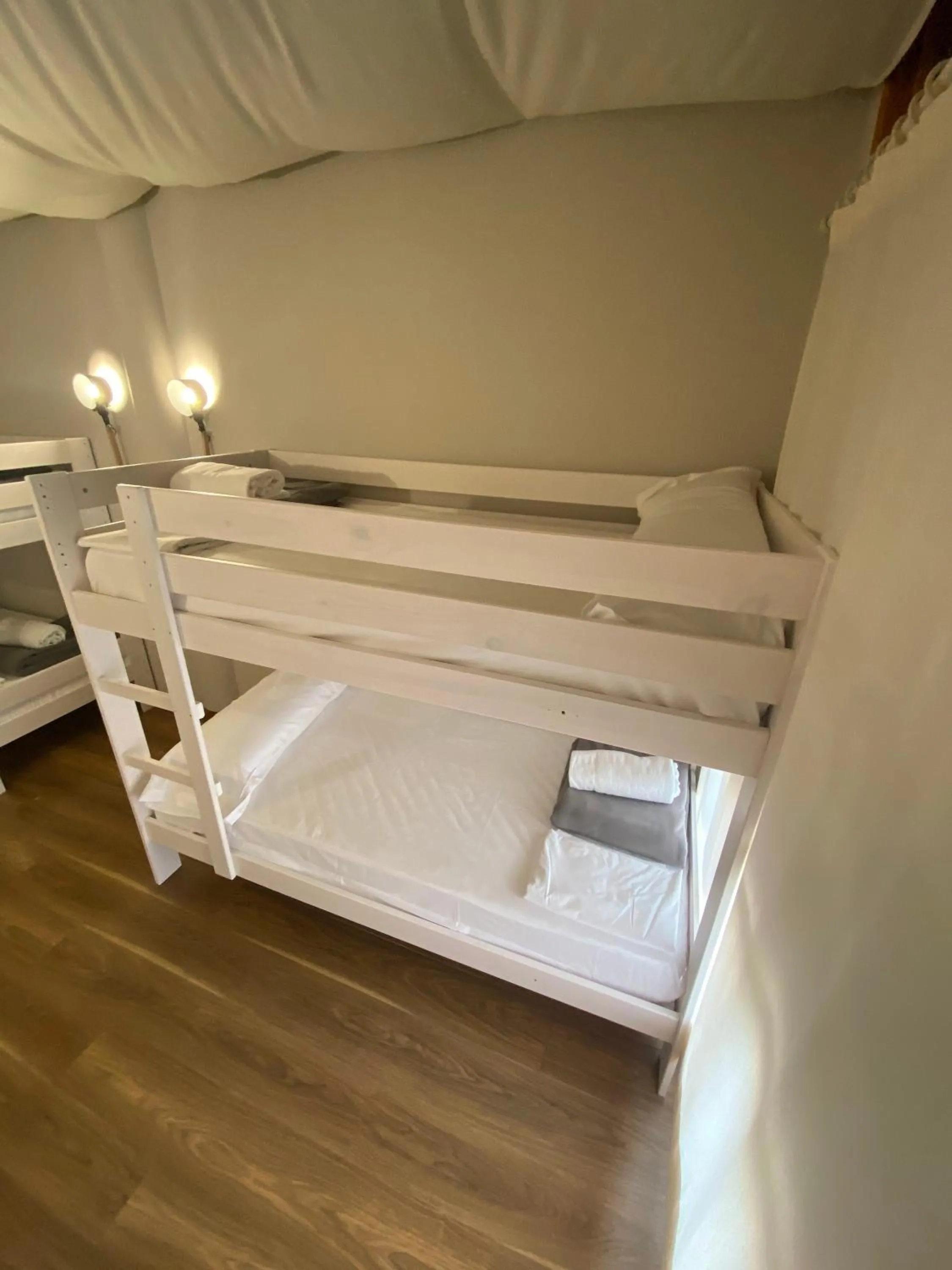 bunk bed, Bed in Albergue Jakue