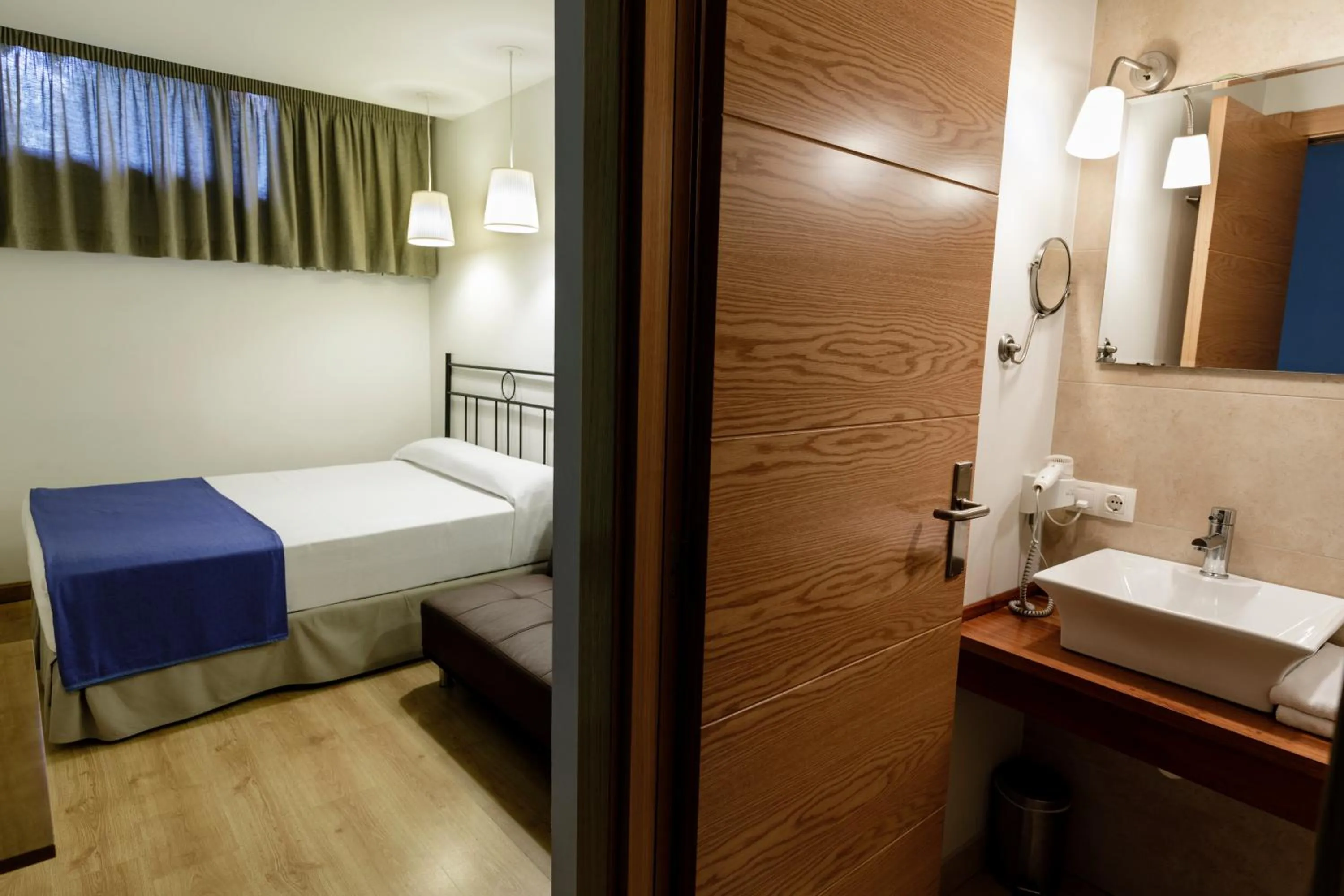 Photo of the whole room, Bed in Albergue Jakue