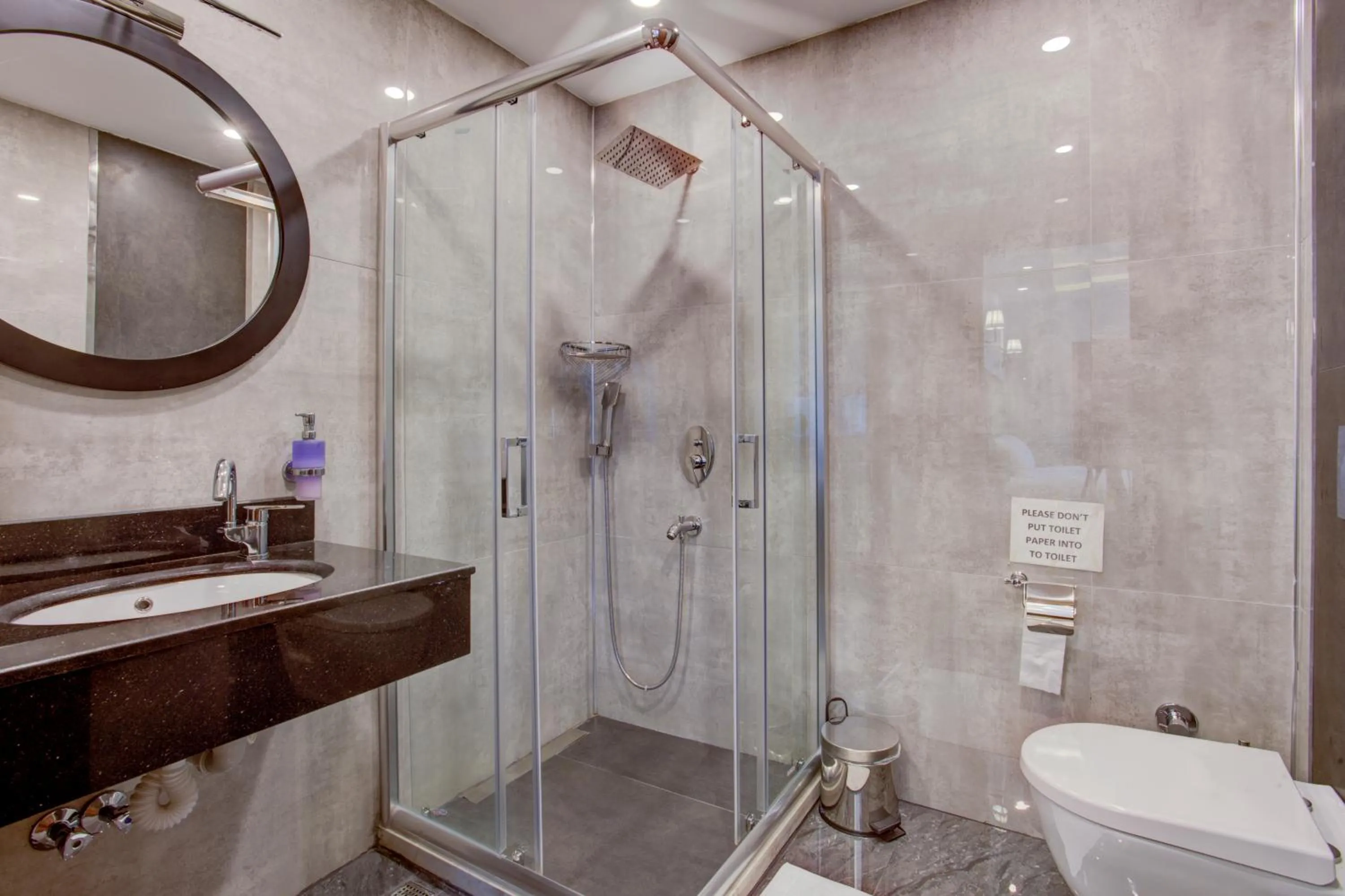 Shower in Violin Hotel Sultanahmet