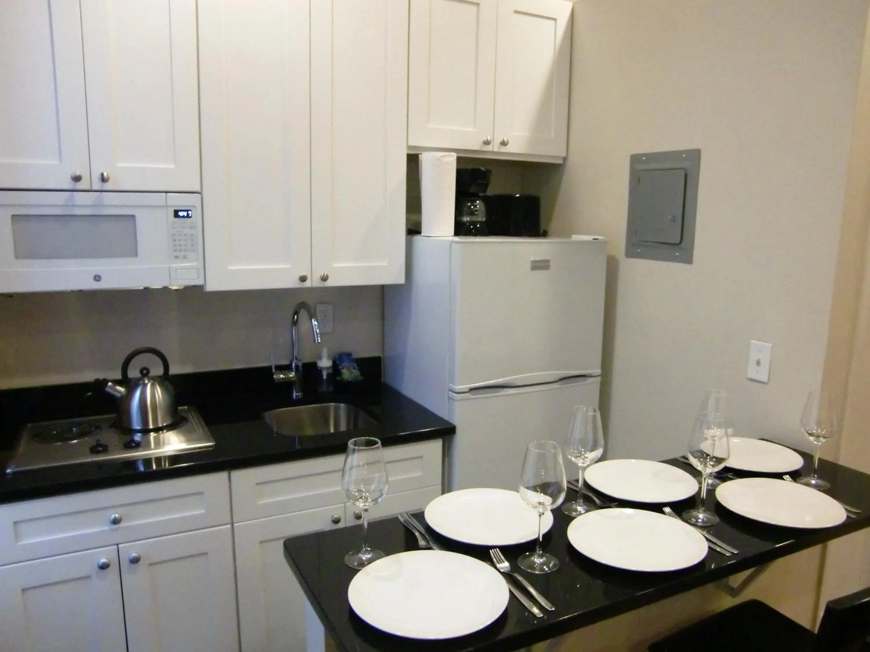 Dining area in Studios Midtown Manhattan