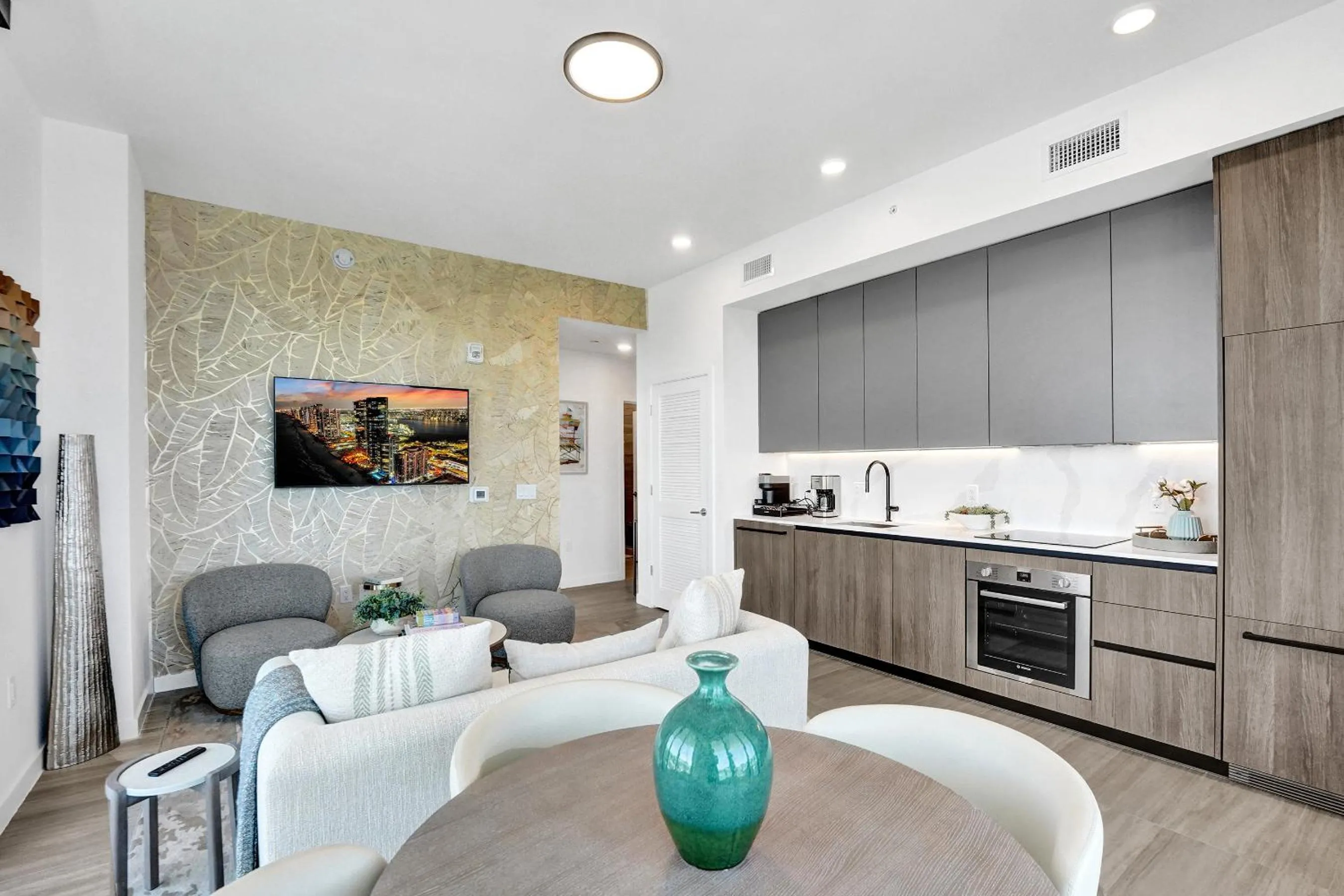Kitchen or kitchenette in 72 Park by Nomada Residences
