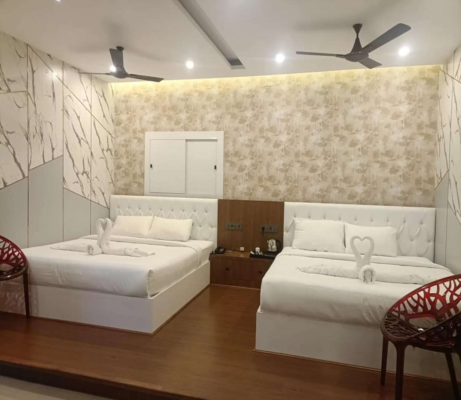 Living room, Bed in Winners Hill Resorts