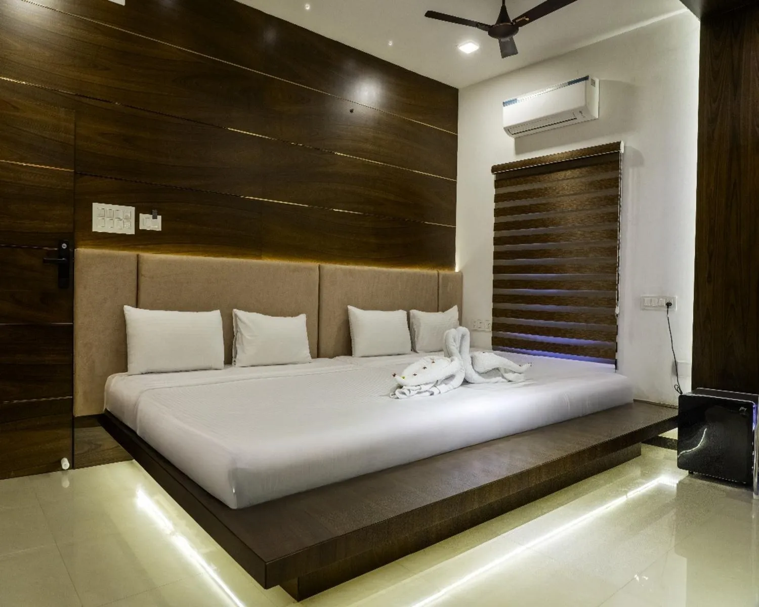 Photo of the whole room, Bed in Winners Hill Resorts