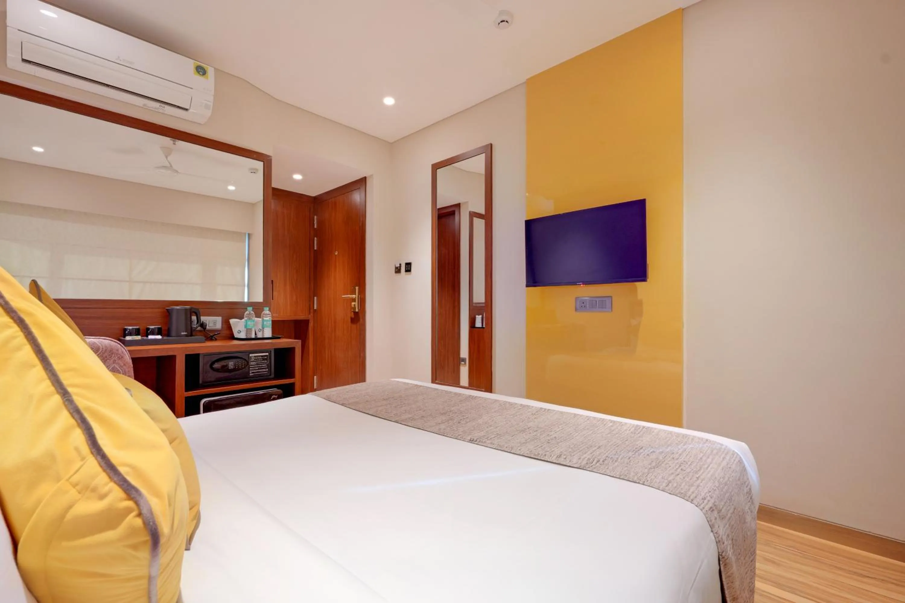 TV and multimedia, Bed in Hotel Flexi Residency Mumbai International Airport