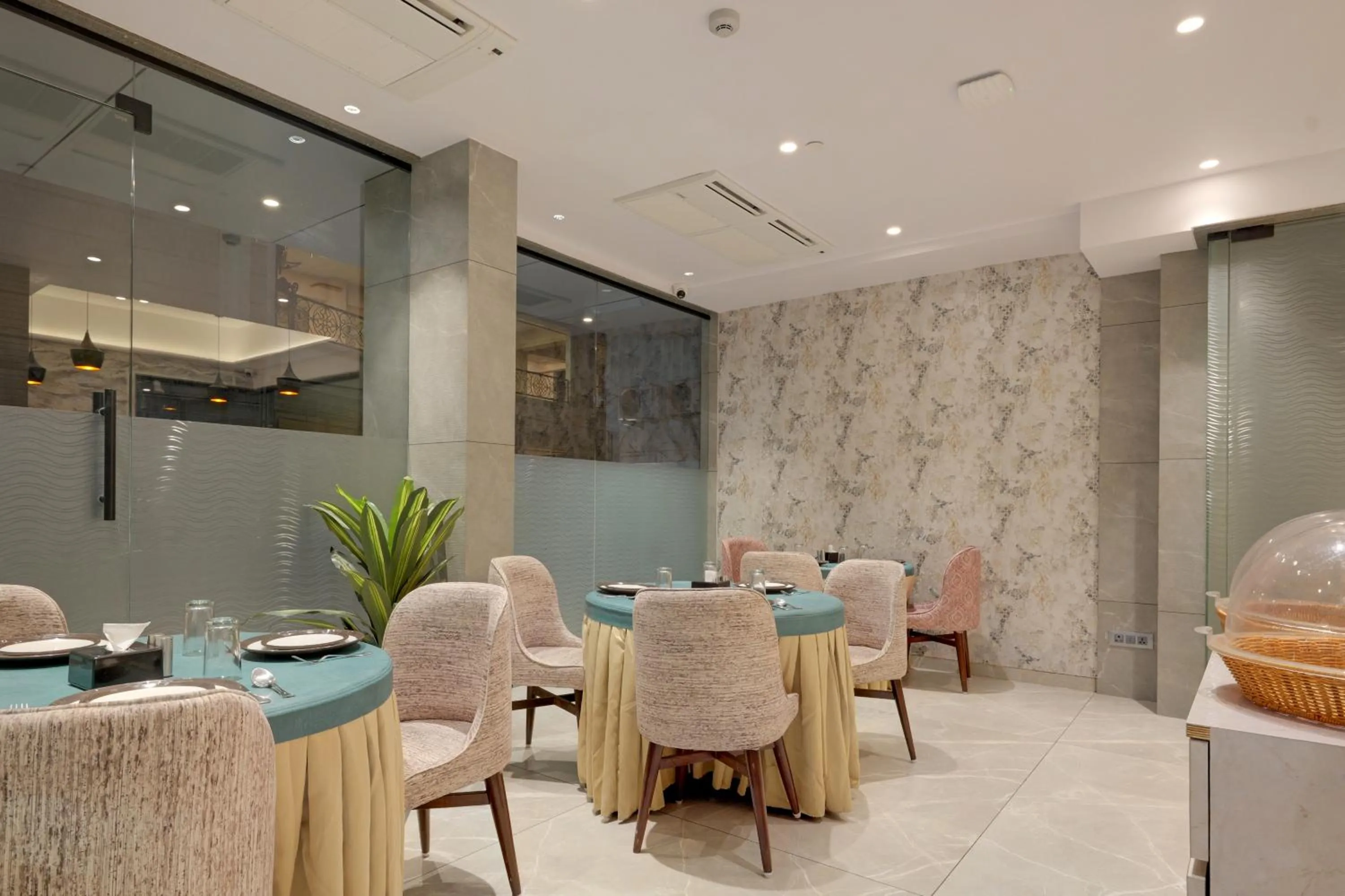 Restaurant/places to eat in Hotel Flexi Residency Mumbai International Airport