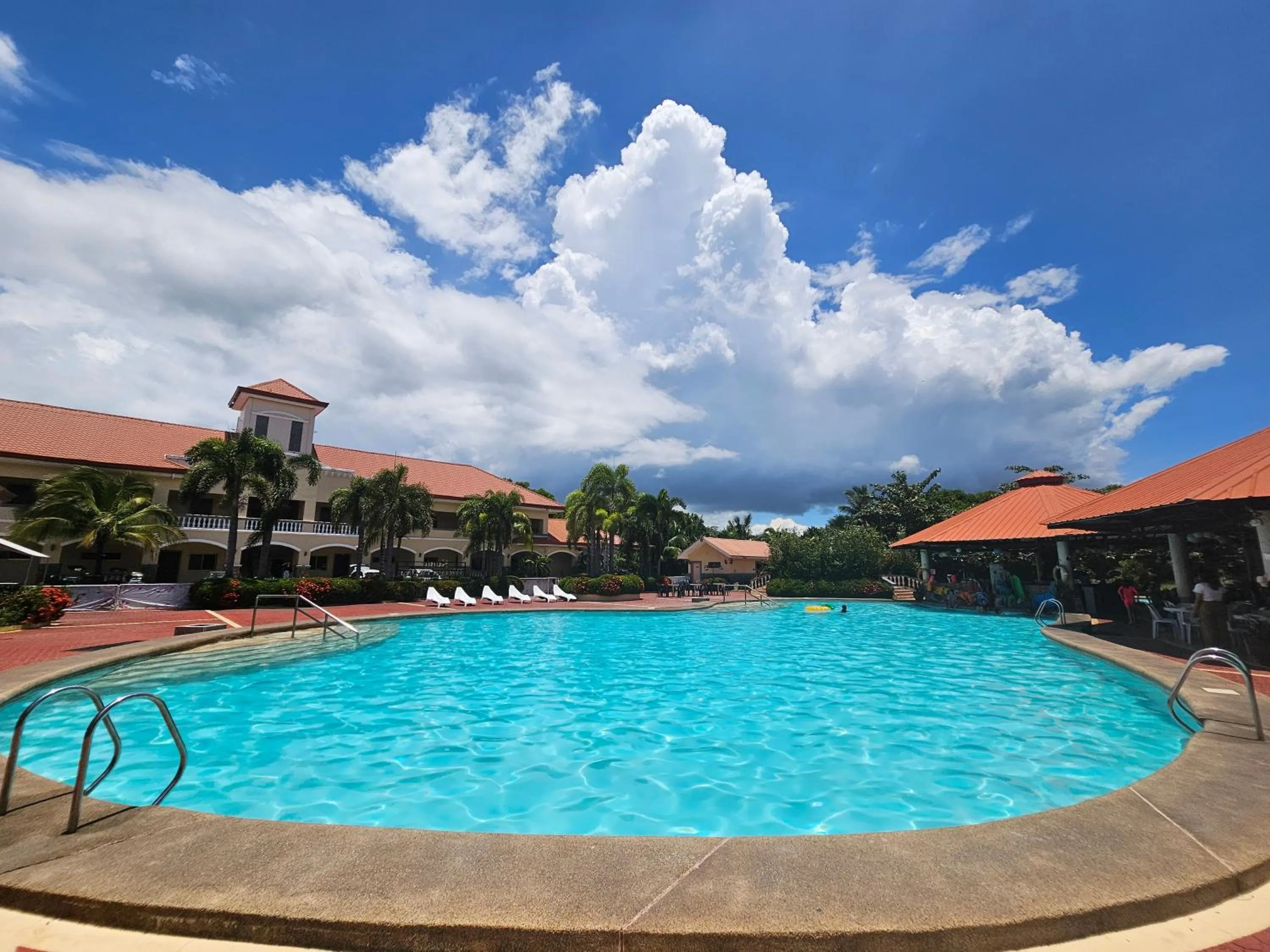 Swimming pool in Subic Waterfront View Resort