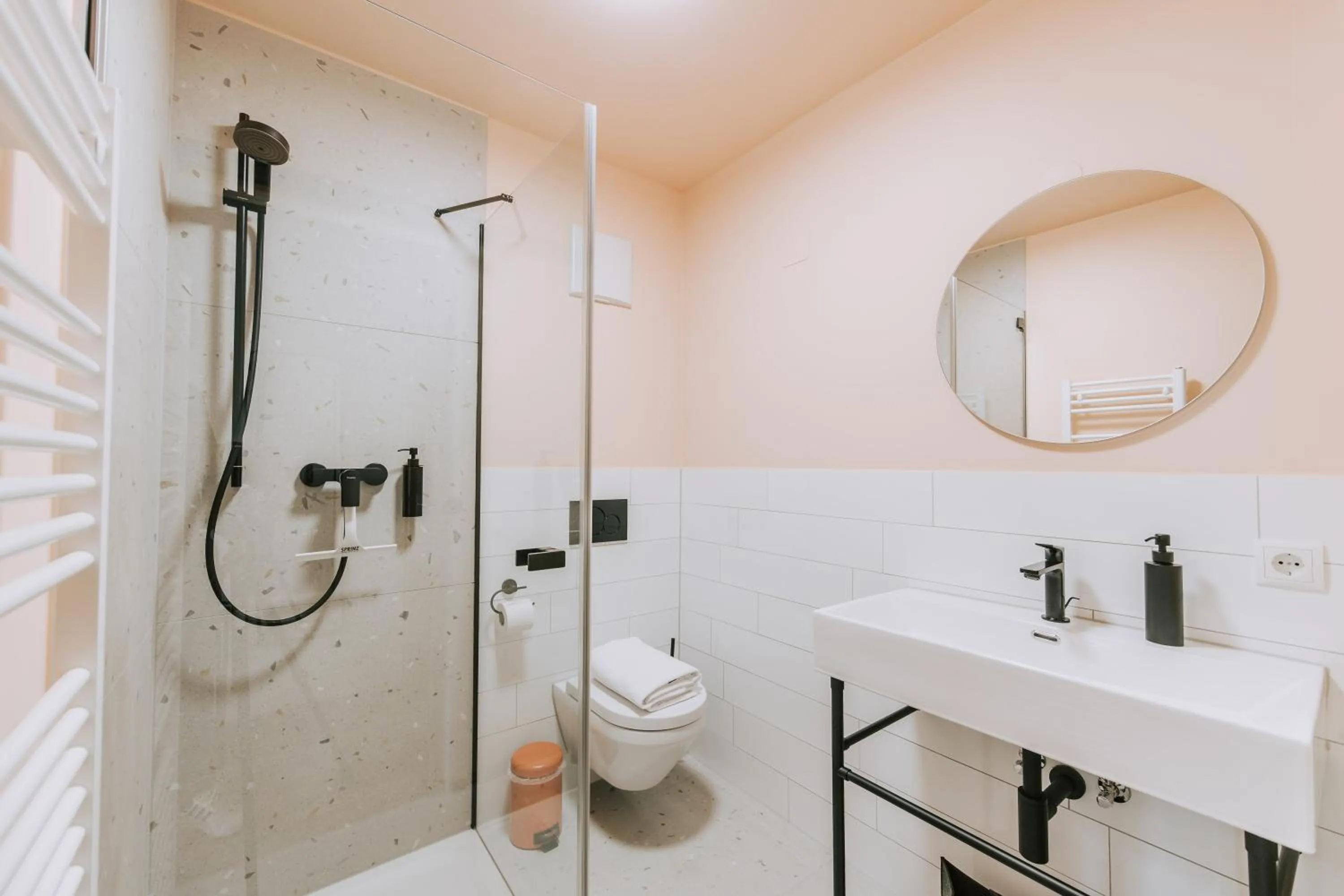 Shower in Velotique Hotel Angelika - Self-Check-in