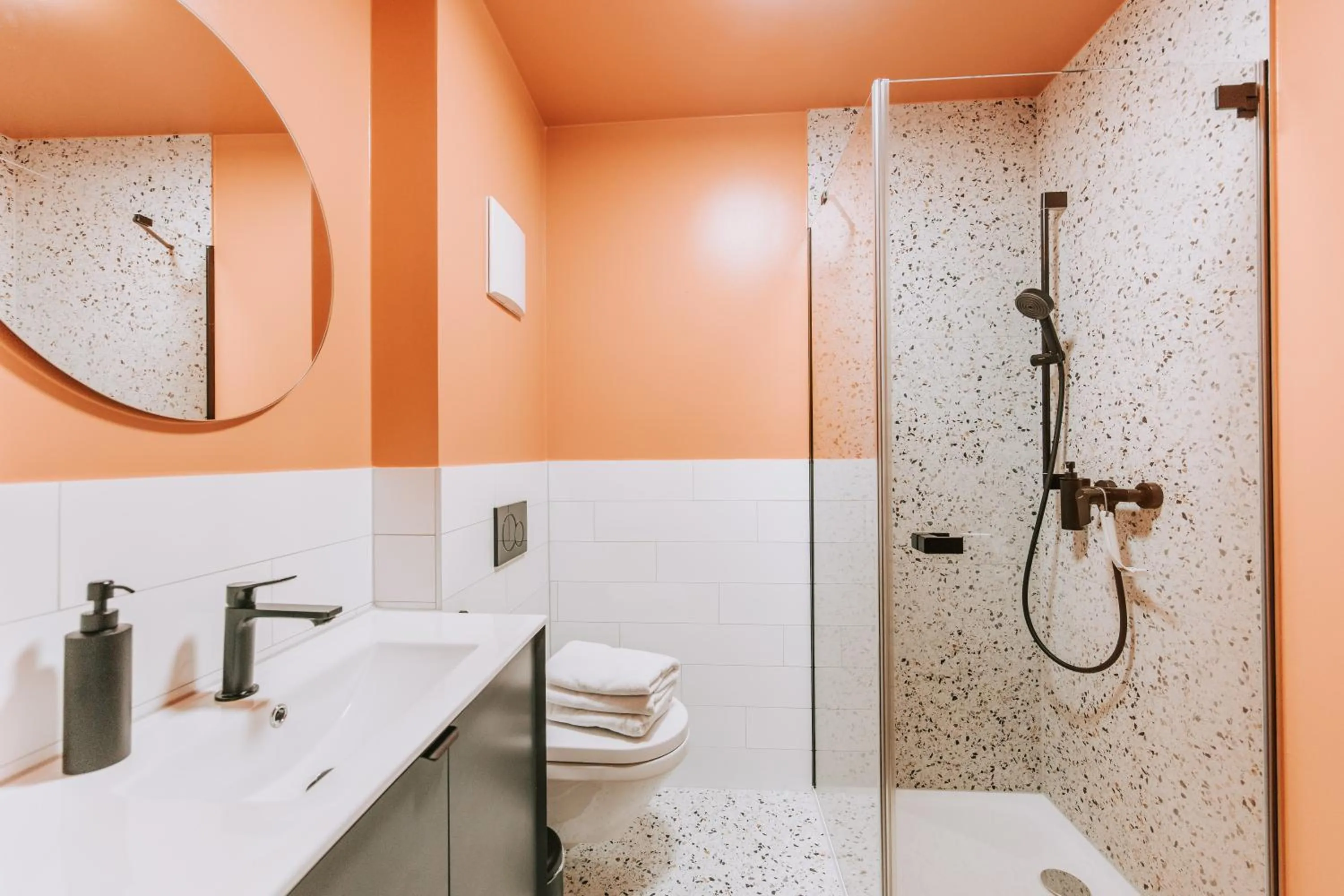 Shower in Velotique Hotel Angelika - Self-Check-in