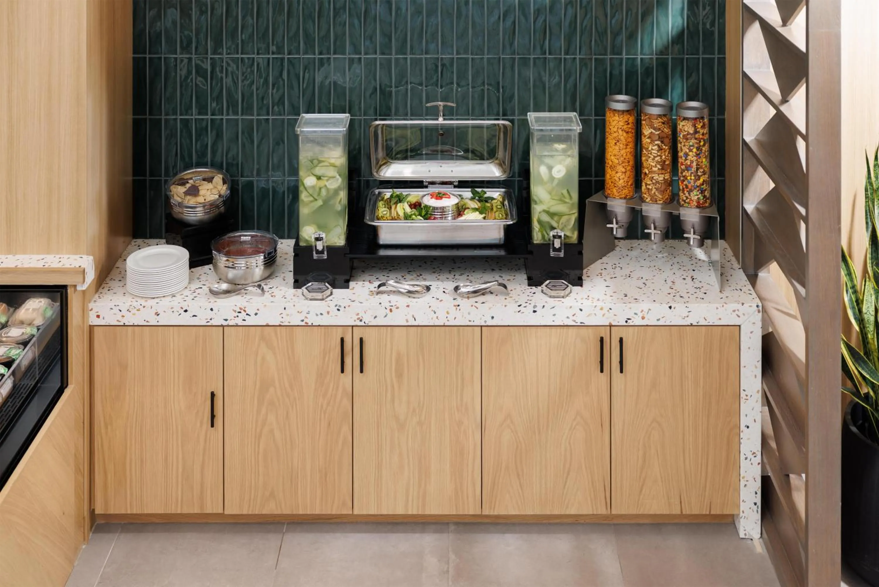 Dining area in Embassy Suites By Hilton Chattanooga Downtown