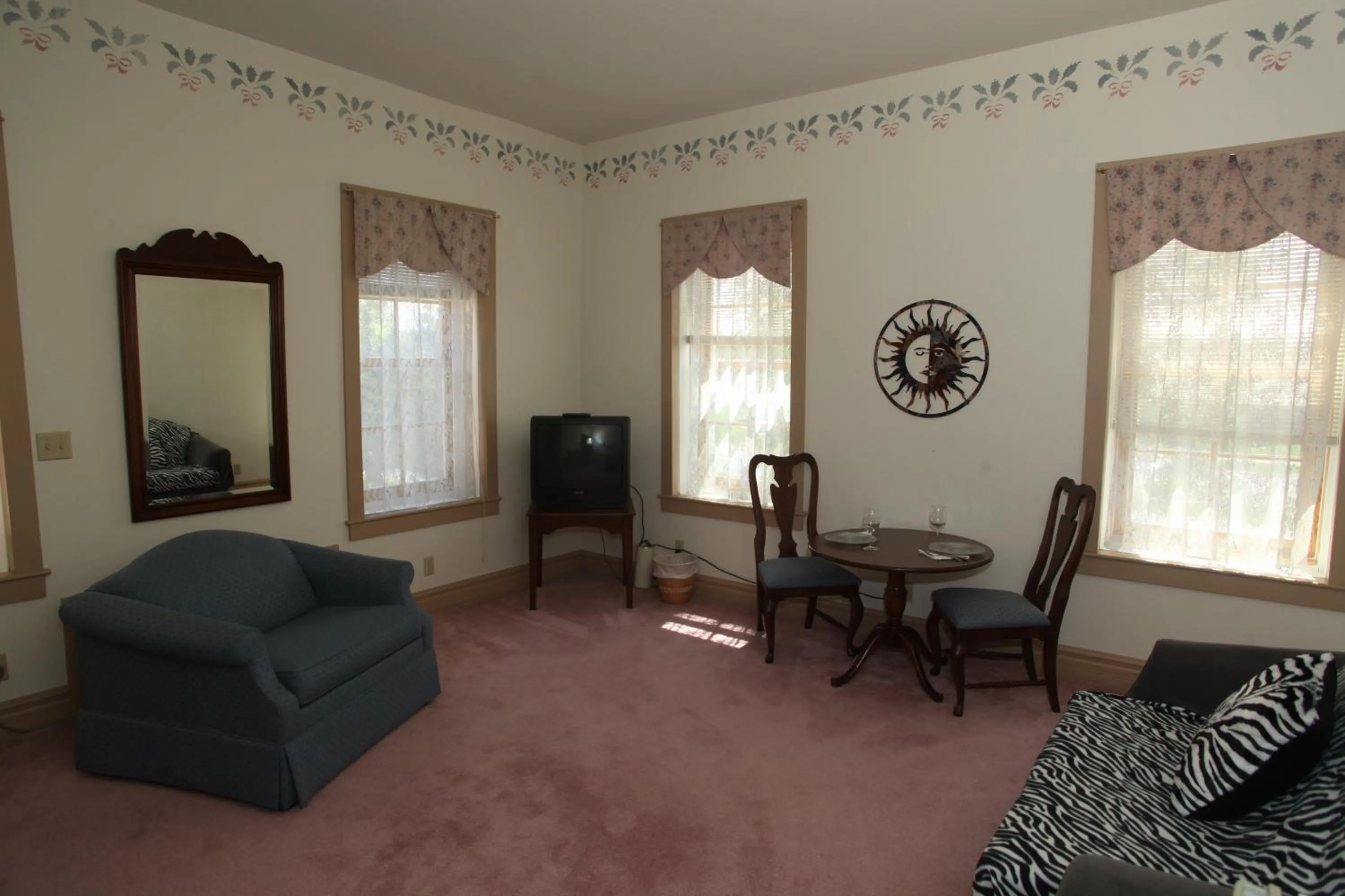 Deluxe Suite with Spa Bath in Oak Valley Inn and Suites