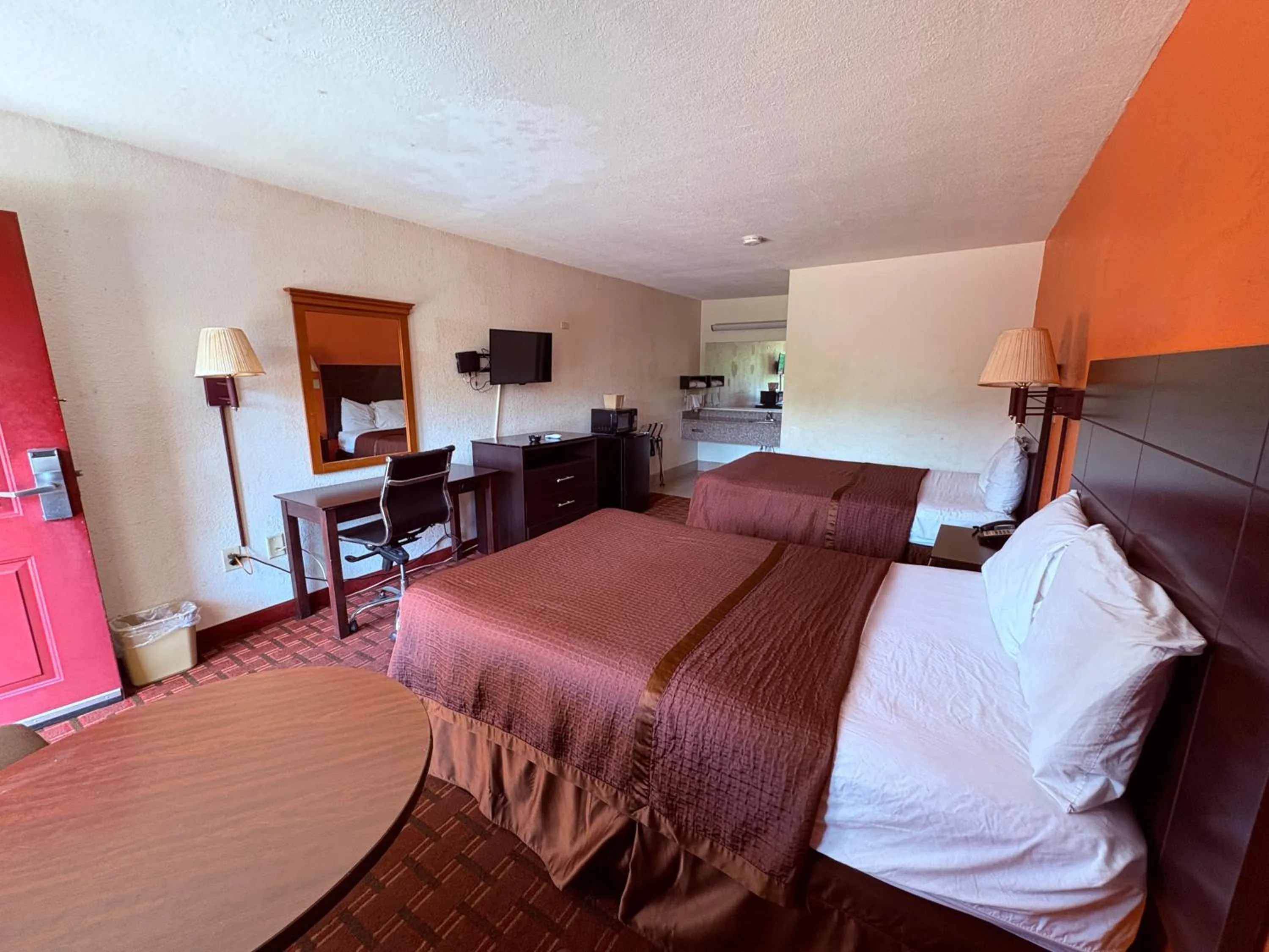 Shower, Bed in Royal Regency Inn