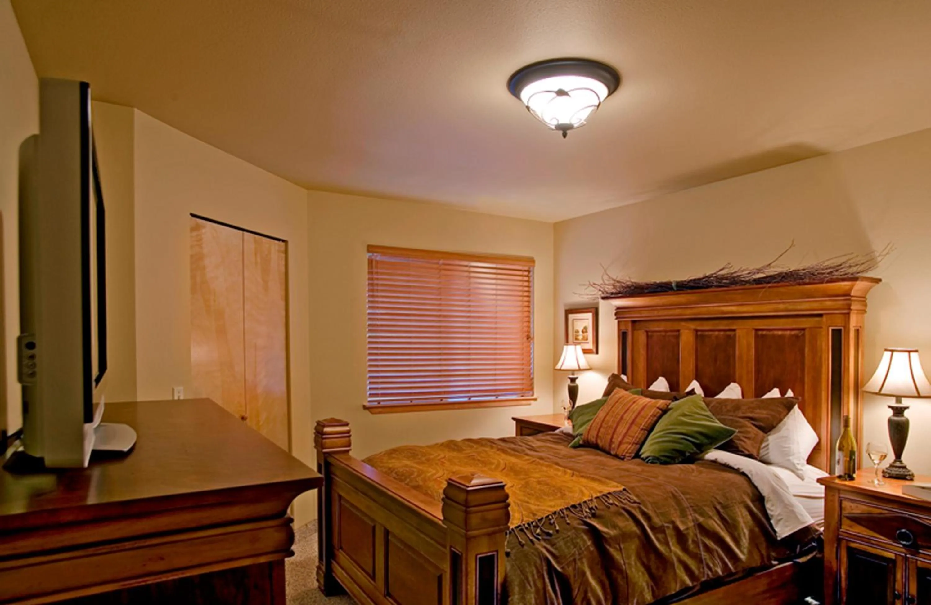 Bed in Icicle Village Resort