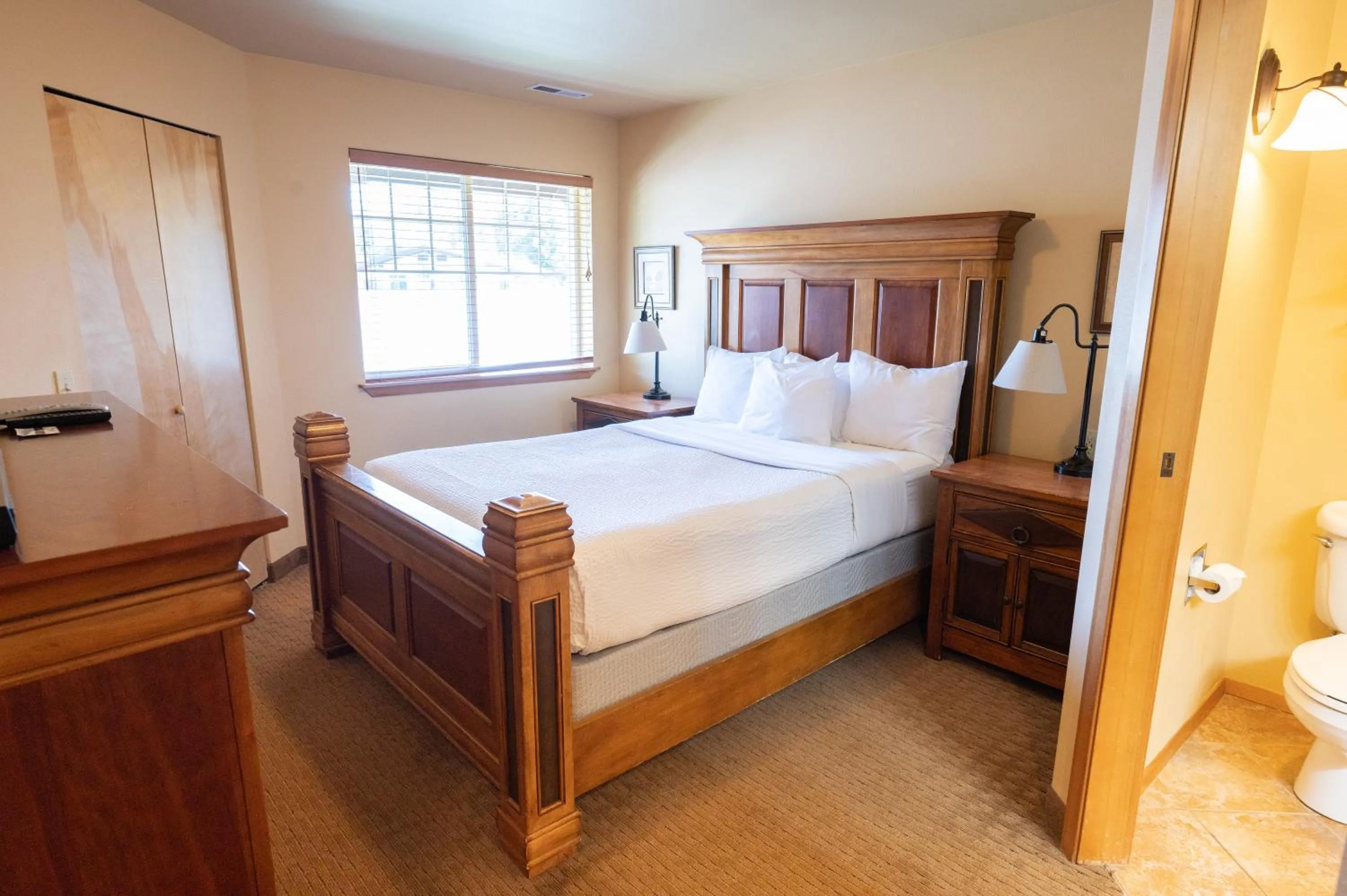 Bed in Icicle Village Resort