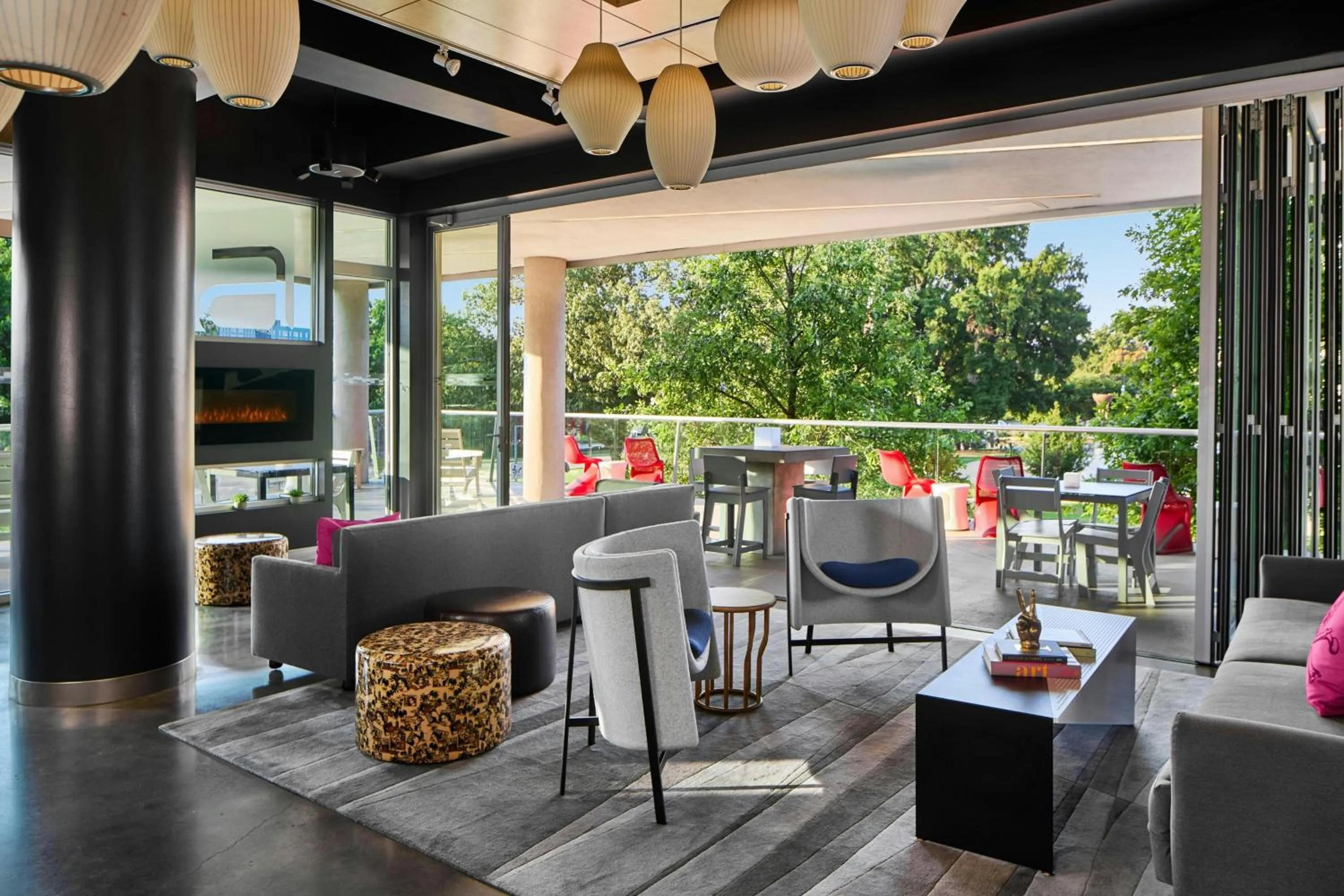 Lounge or bar in Aloft Raleigh