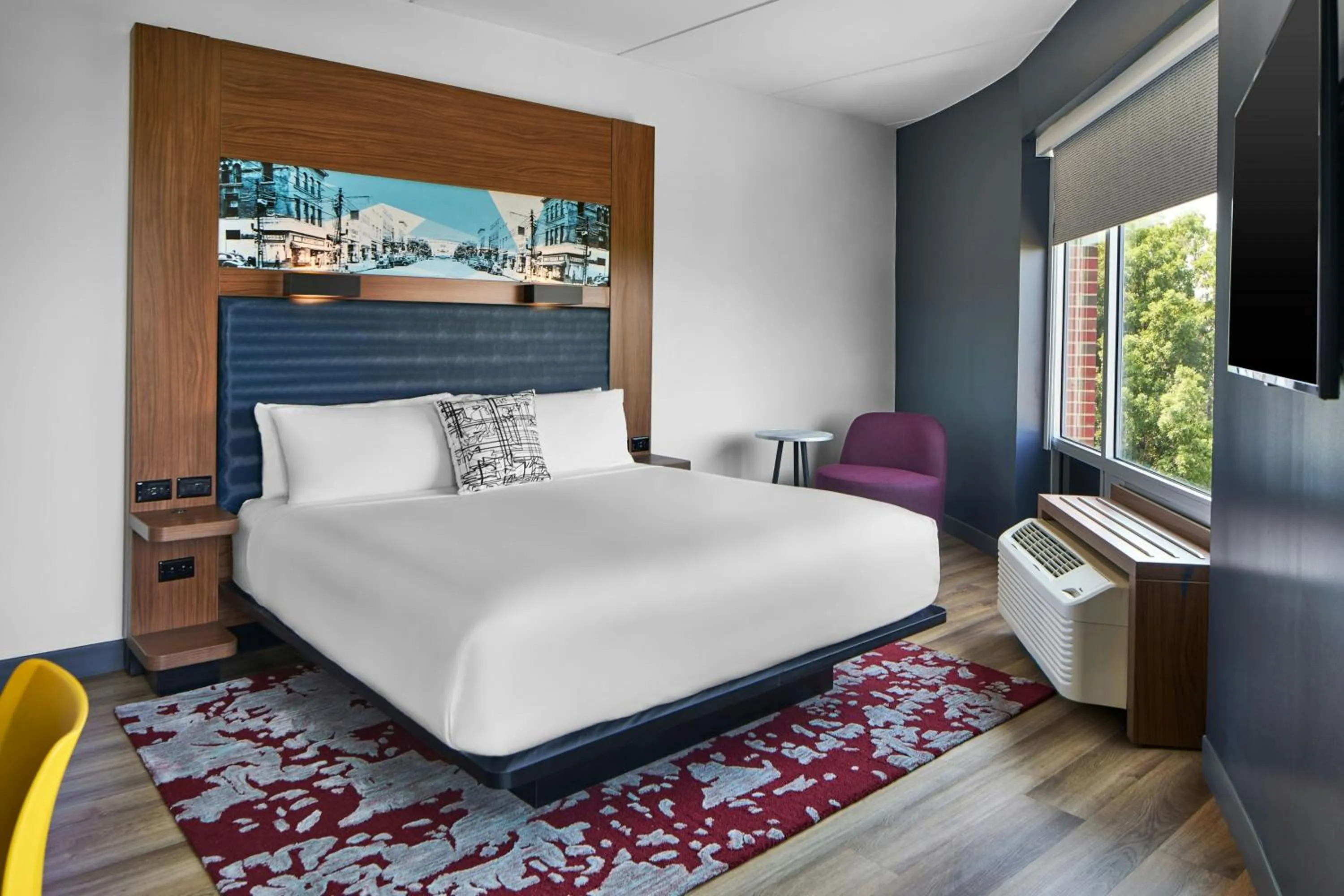 Photo of the whole room, Bed in Aloft Raleigh