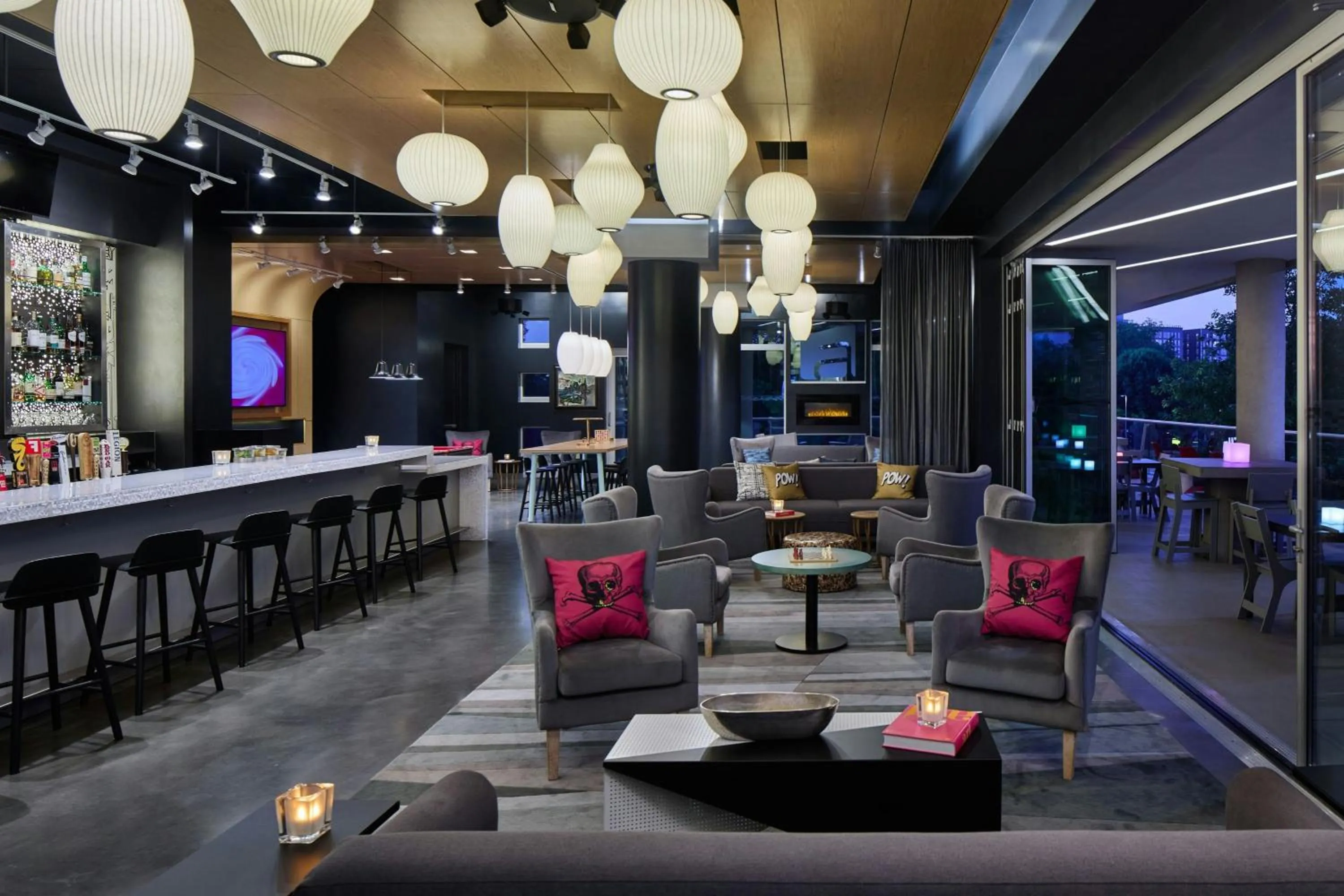 Lounge or bar in Aloft Raleigh