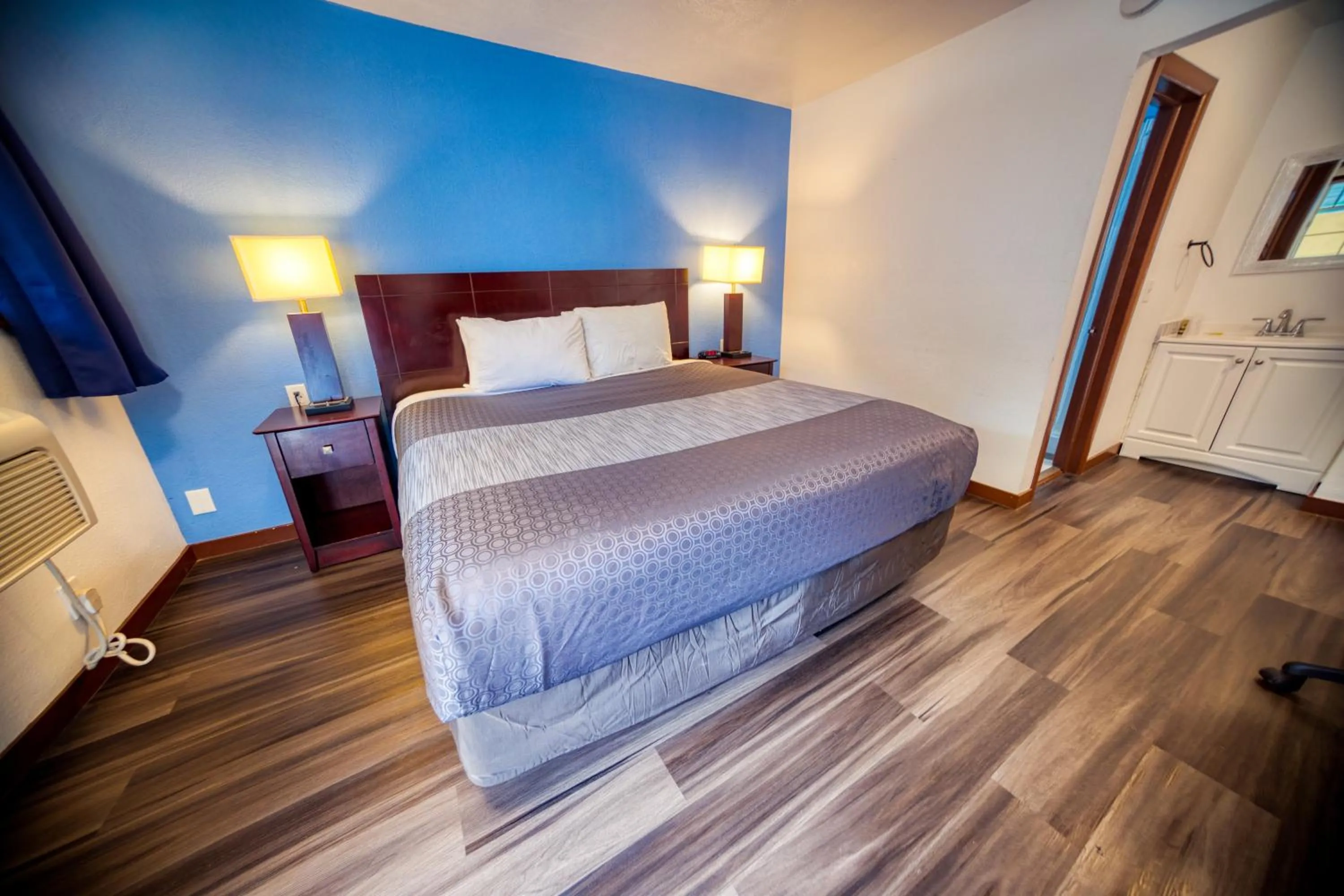 Photo of the whole room, Bed in Budget Inn