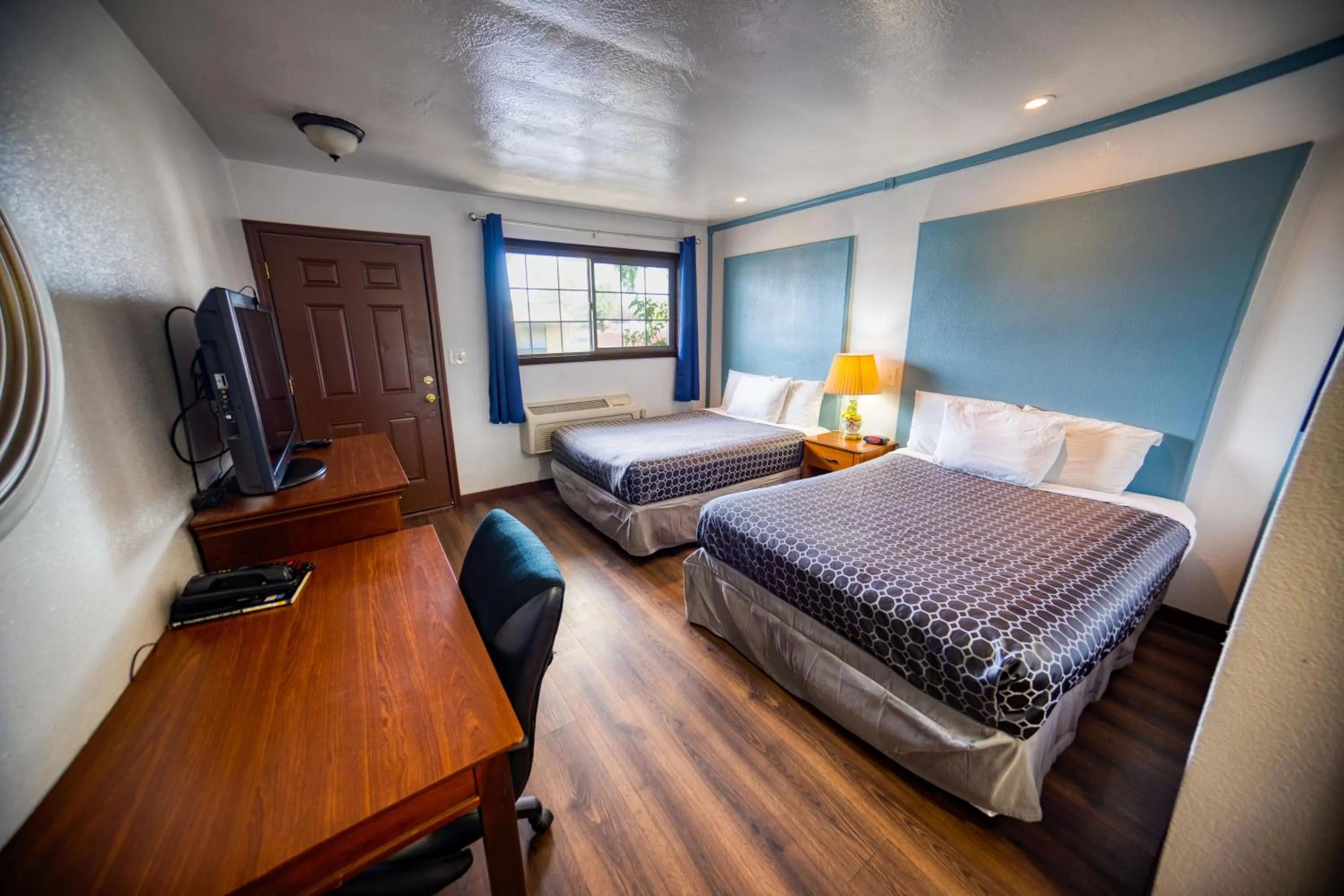 Photo of the whole room, Bed in Budget Inn