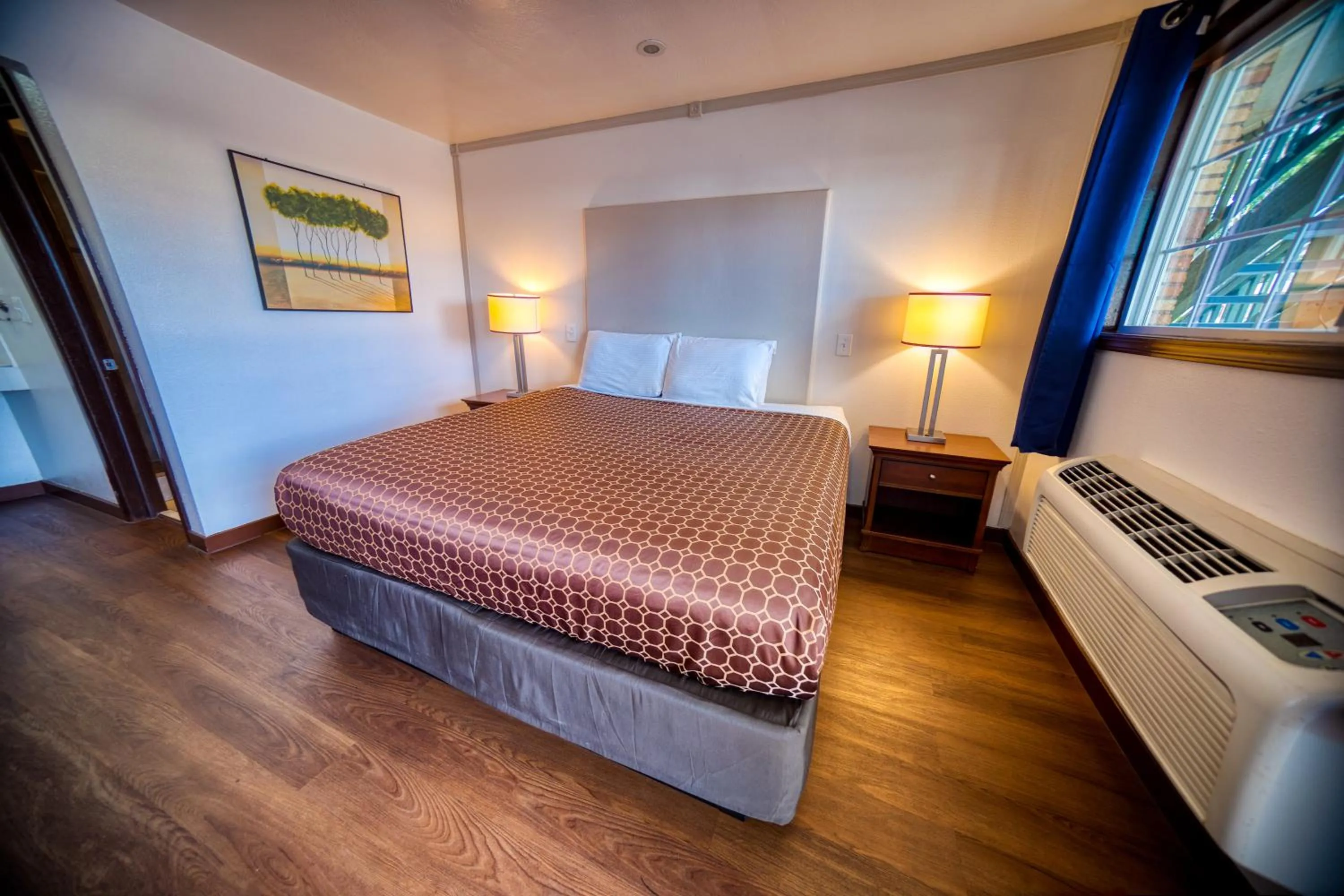 Photo of the whole room, Bed in Budget Inn