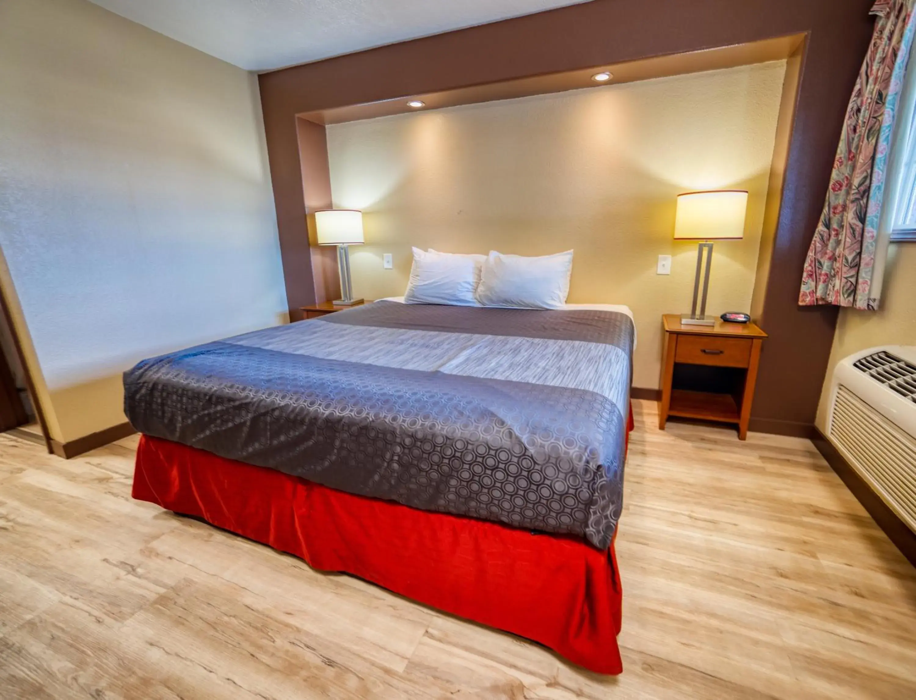 Standard King Room in Budget Inn Standard King Room in Budget Inn