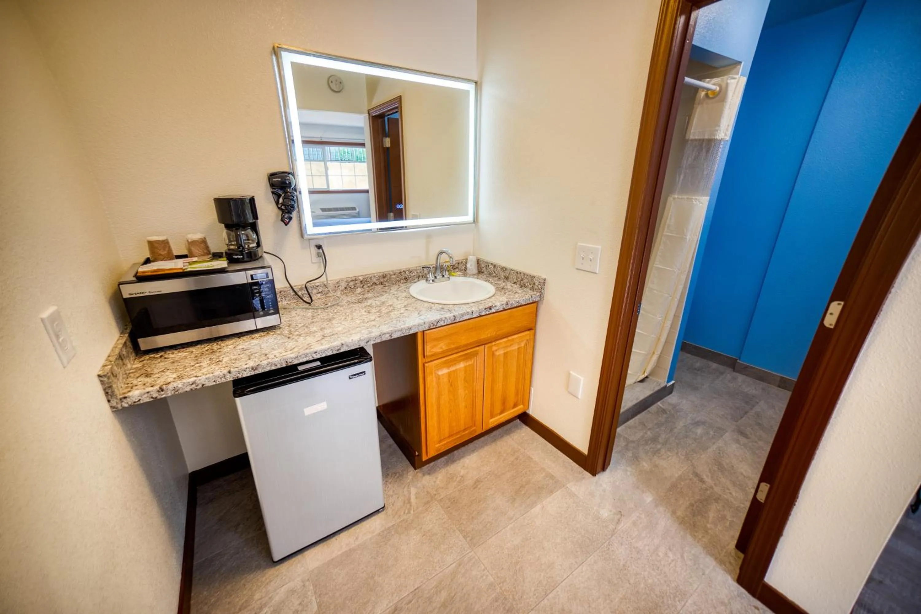 minibar in Budget Inn