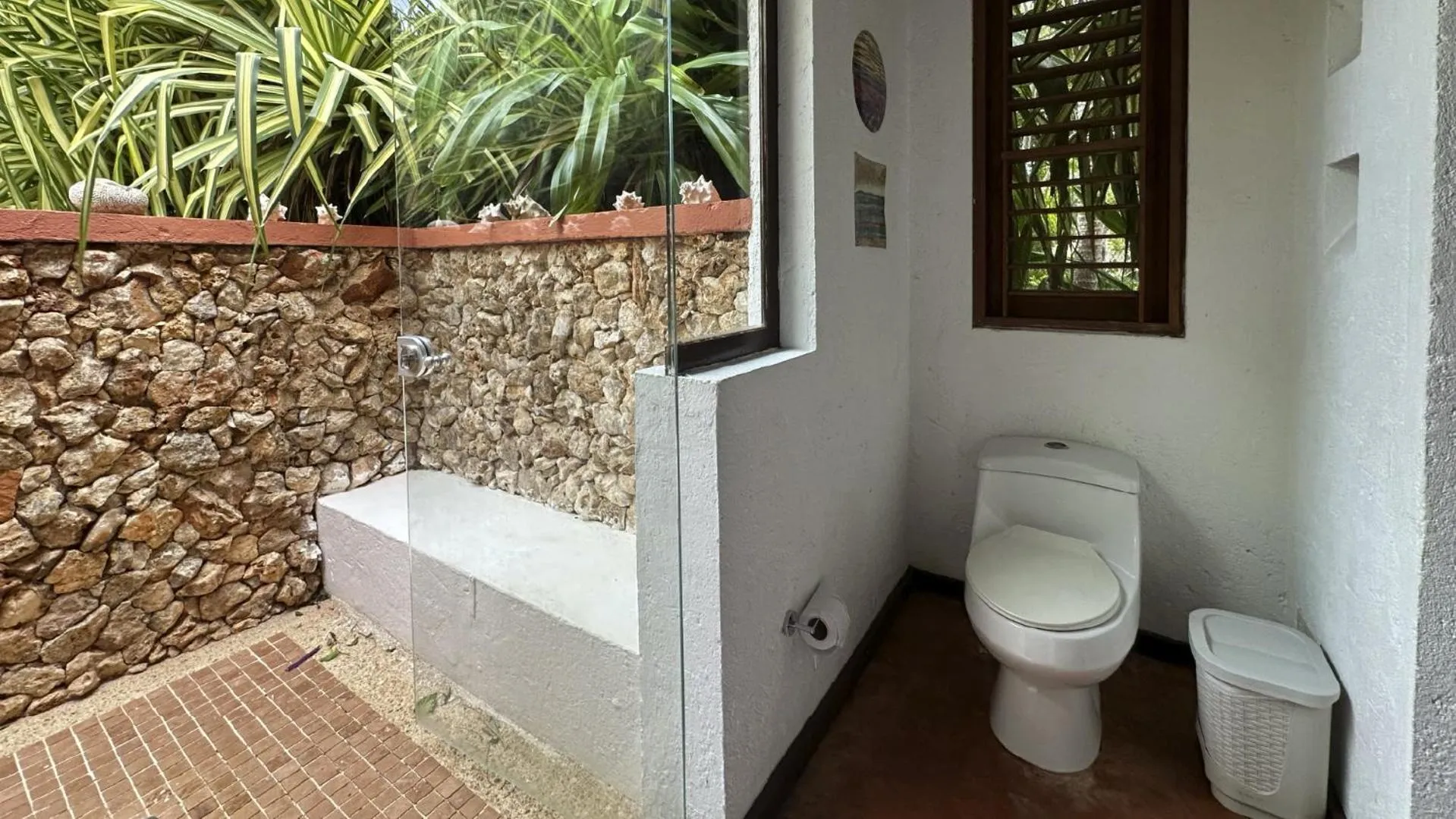 Shower in Hotel Acantilado de La Tierra by On vacation