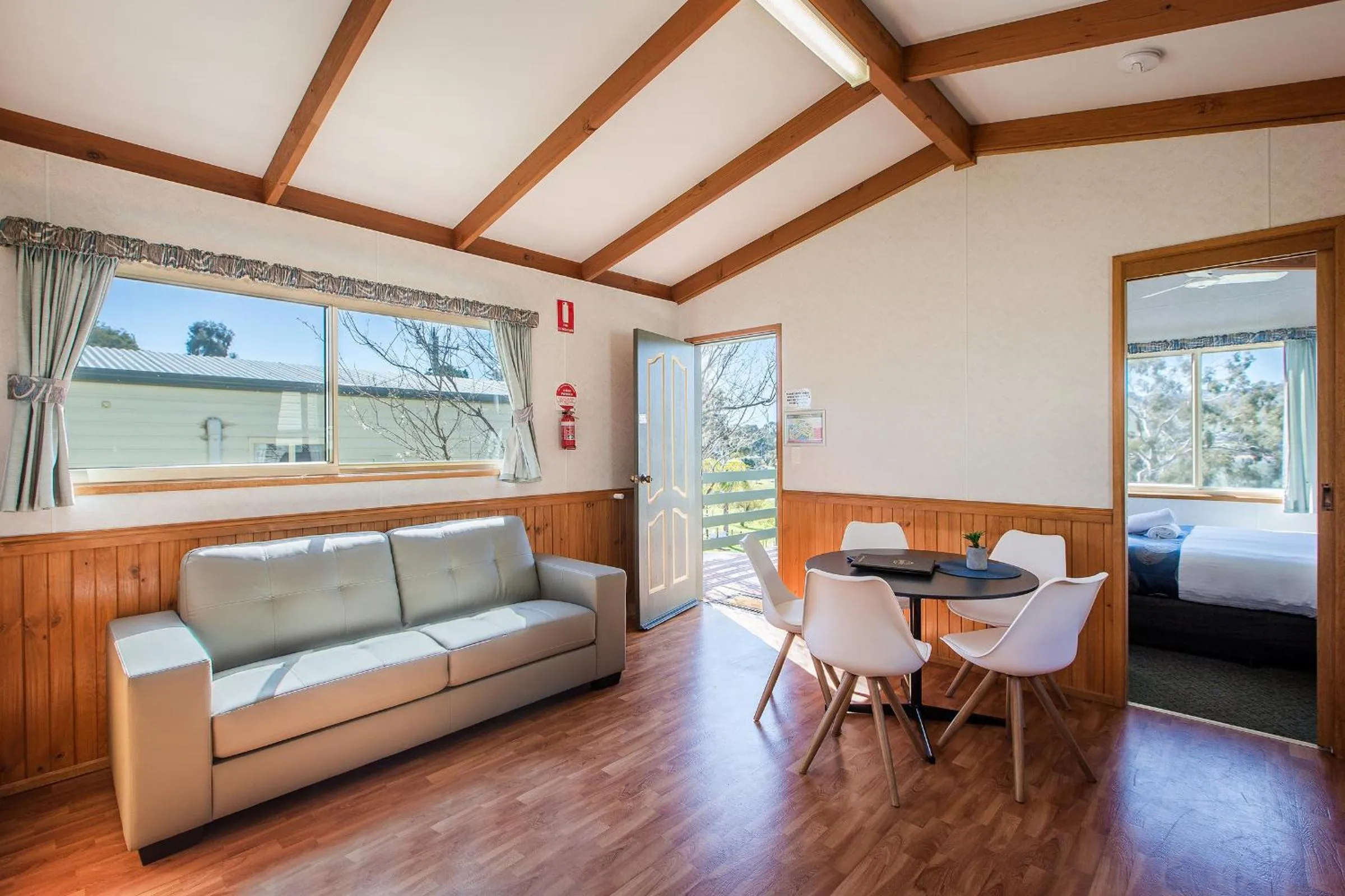 Living room, Bed in Discovery Parks - Lake Hume, New South Wales