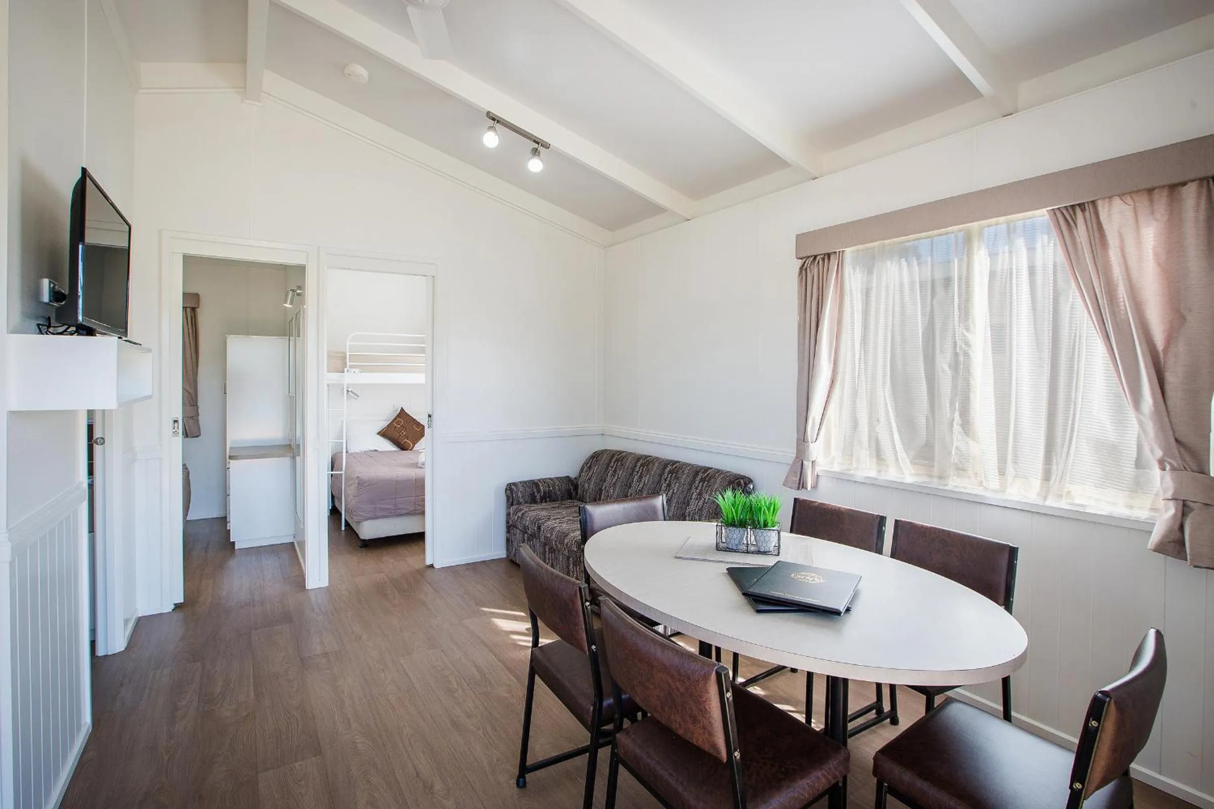 Living room, Bed in Discovery Parks - Lake Hume, New South Wales