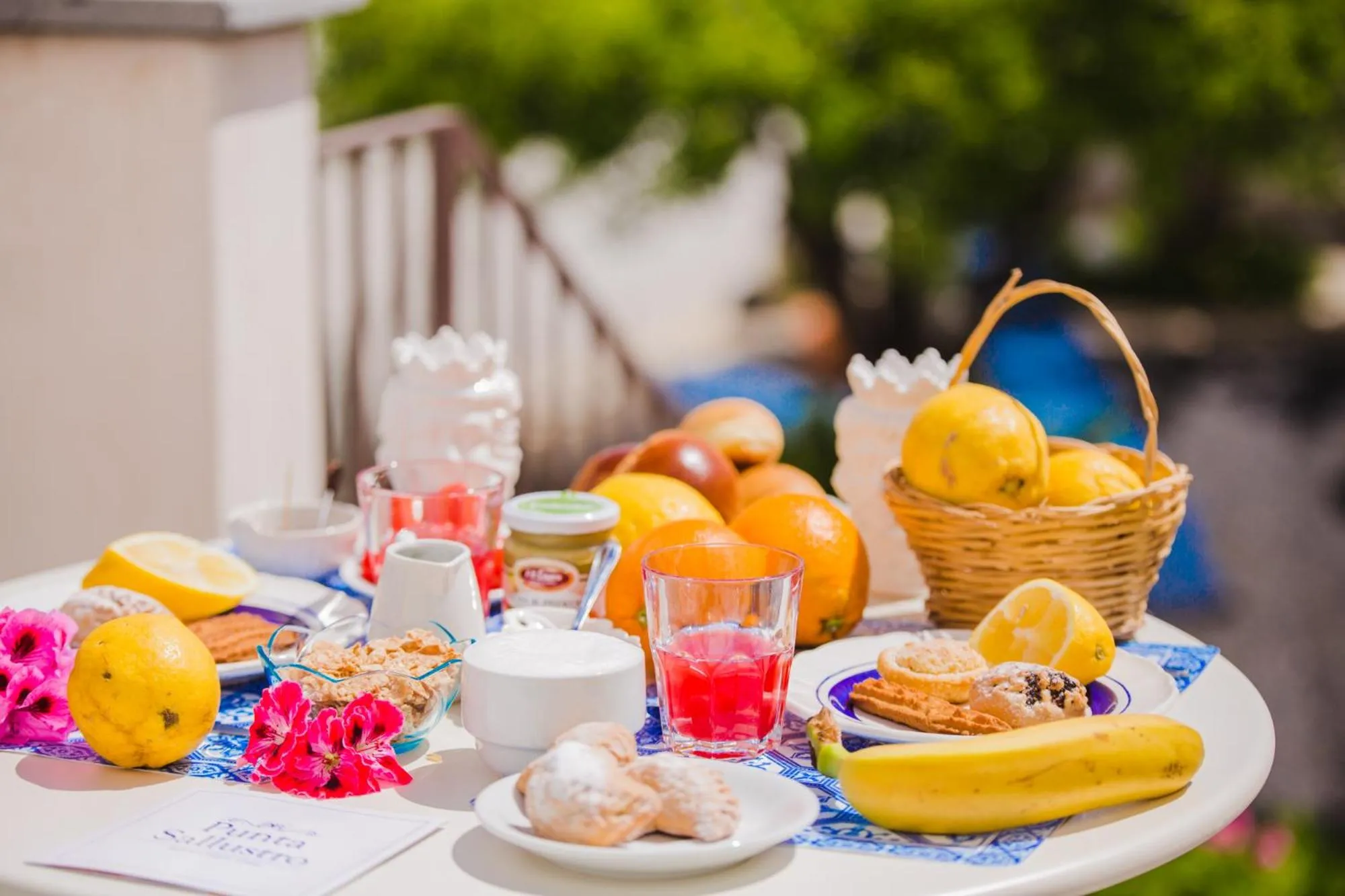 Breakfast in Punta Sallustro Lipari