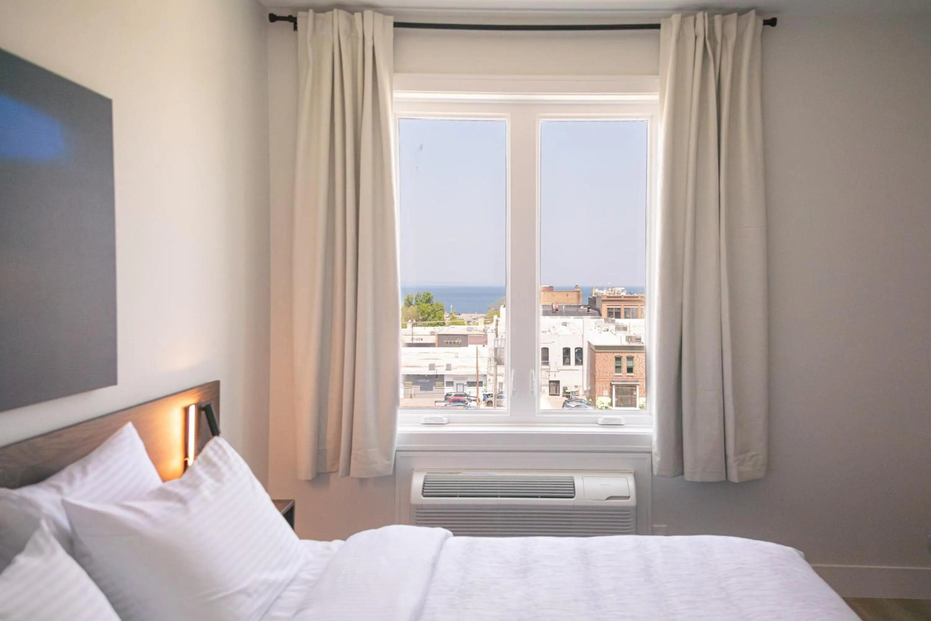 Property building, Bed in Boardwalk Suites & Residences By Kasa