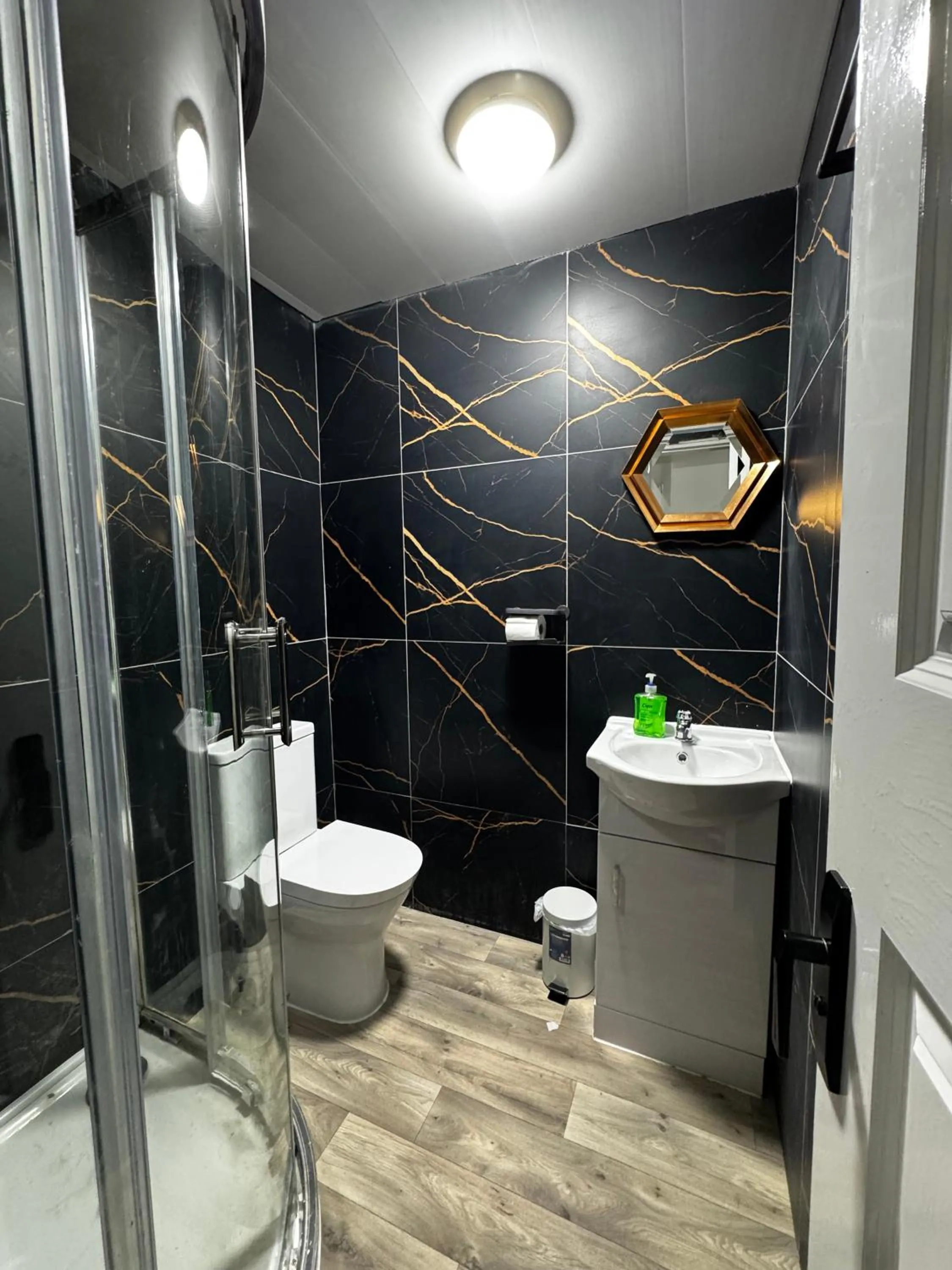 Bathroom in OYO Unique Guestroom - Farnworth, Easy Access to Bolton