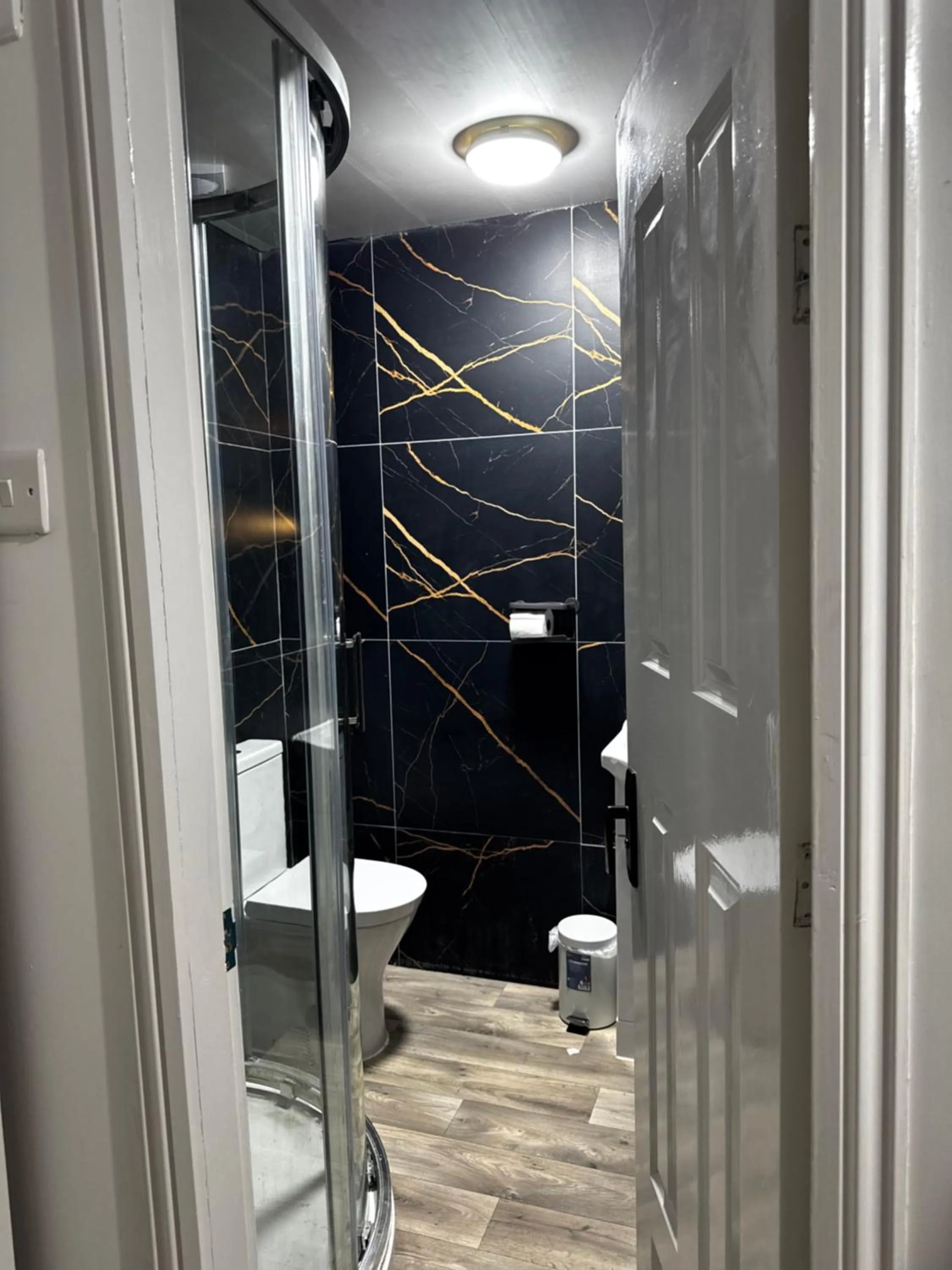 Bathroom in OYO Unique Guestroom - Farnworth, Easy Access to Bolton