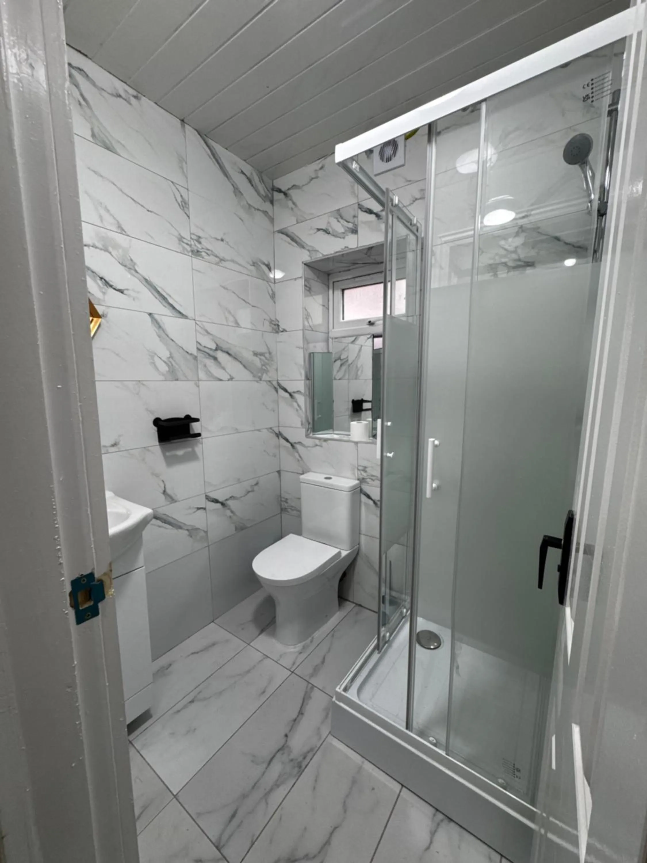 Bathroom in OYO Unique Guestroom - Farnworth, Easy Access to Bolton