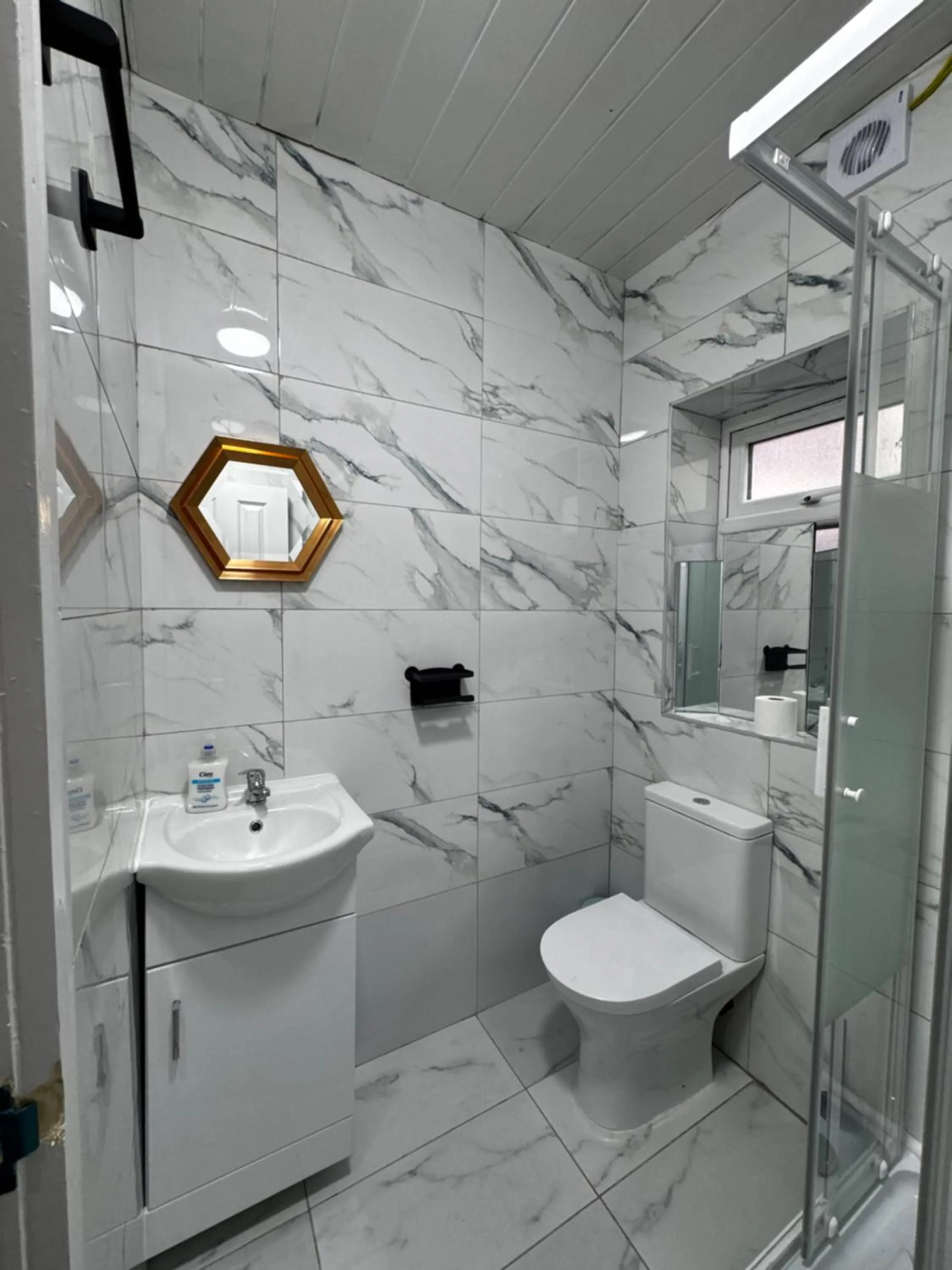 Bathroom in OYO Unique Guestroom - Farnworth, Easy Access to Bolton