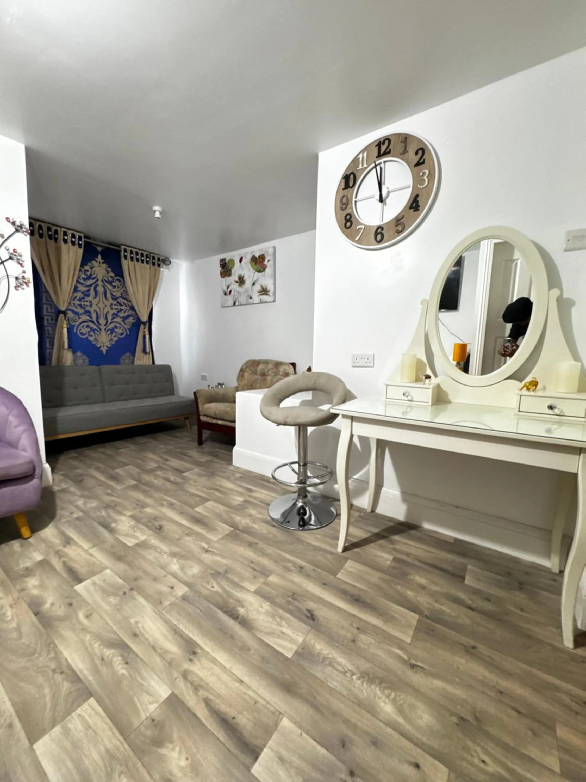 Seating area in OYO Unique Guestroom - Farnworth, Easy Access to Bolton