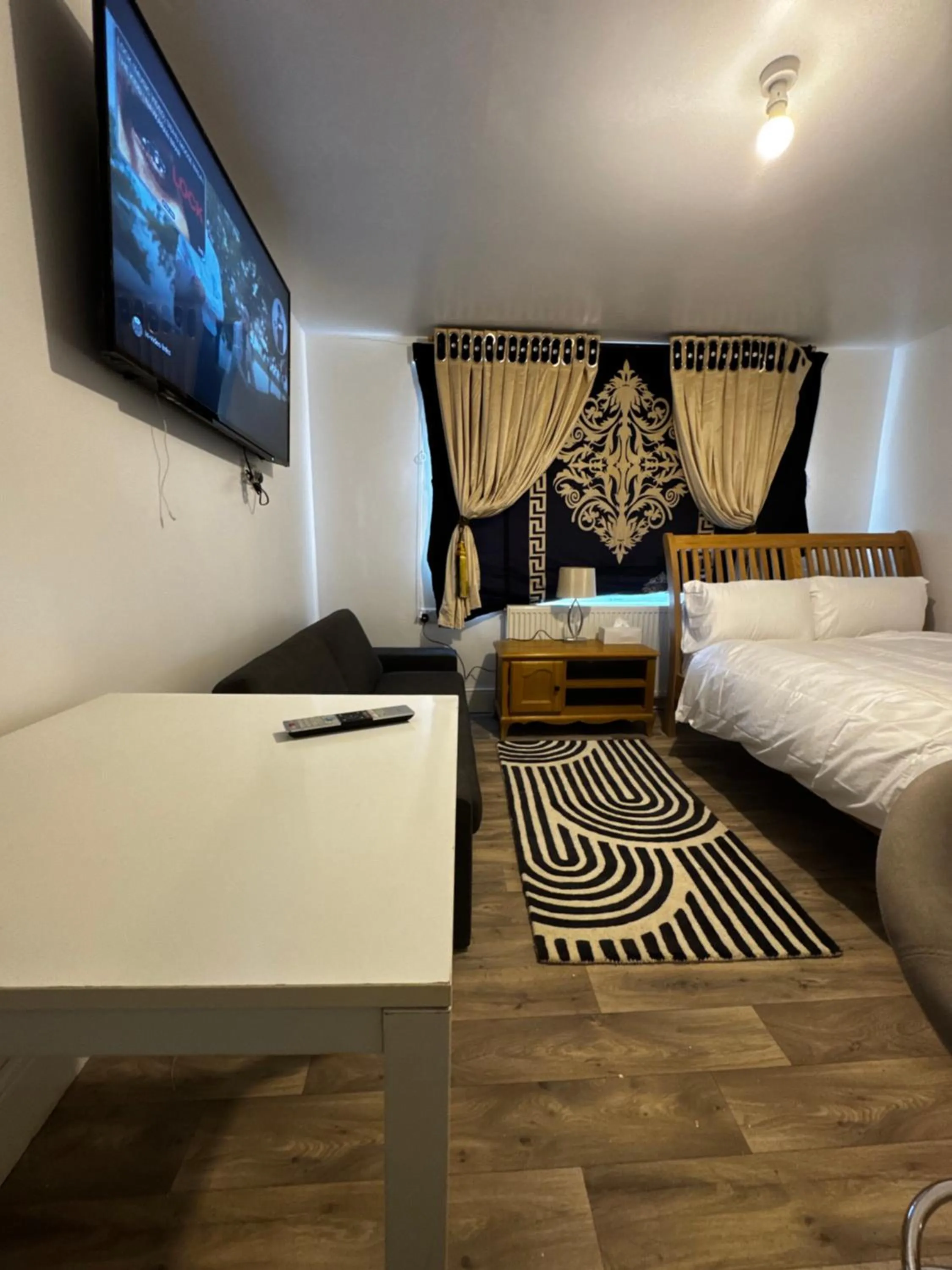 Bedroom, Bed in OYO Unique Guestroom - Farnworth, Easy Access to Bolton