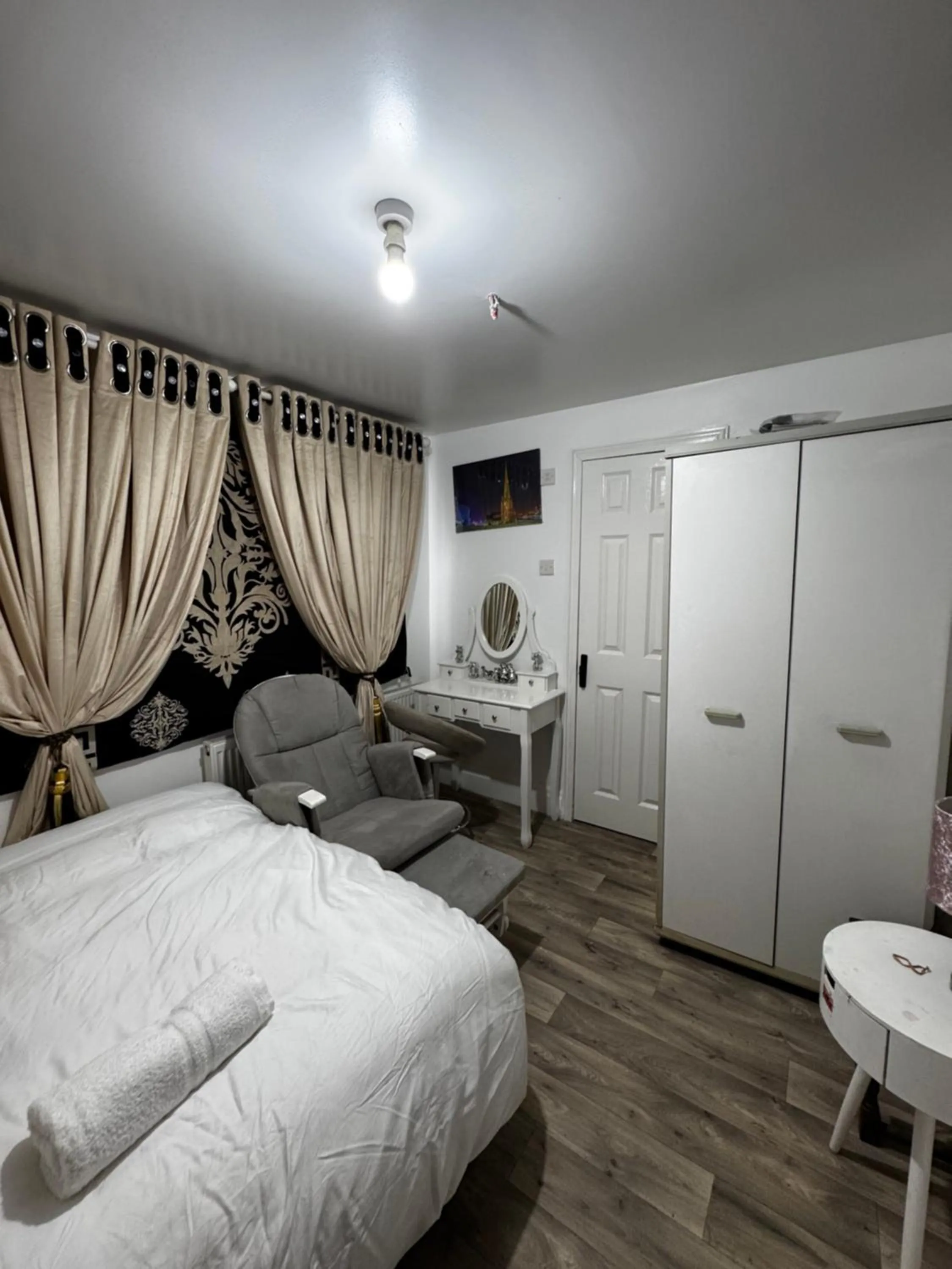 Bedroom, Bed in OYO Unique Guestroom - Farnworth, Easy Access to Bolton