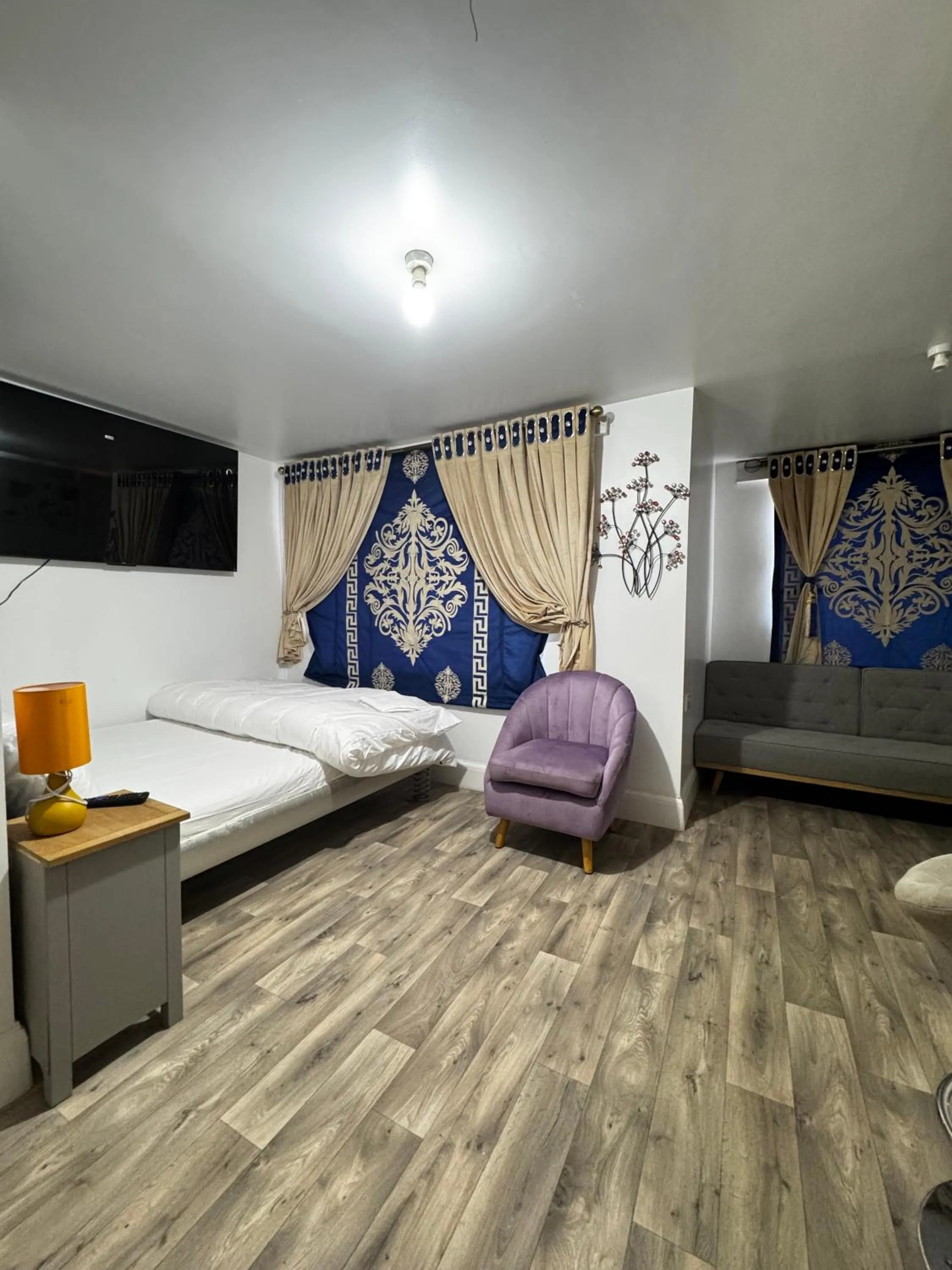 Bedroom, Bed in OYO Unique Guestroom - Farnworth, Easy Access to Bolton