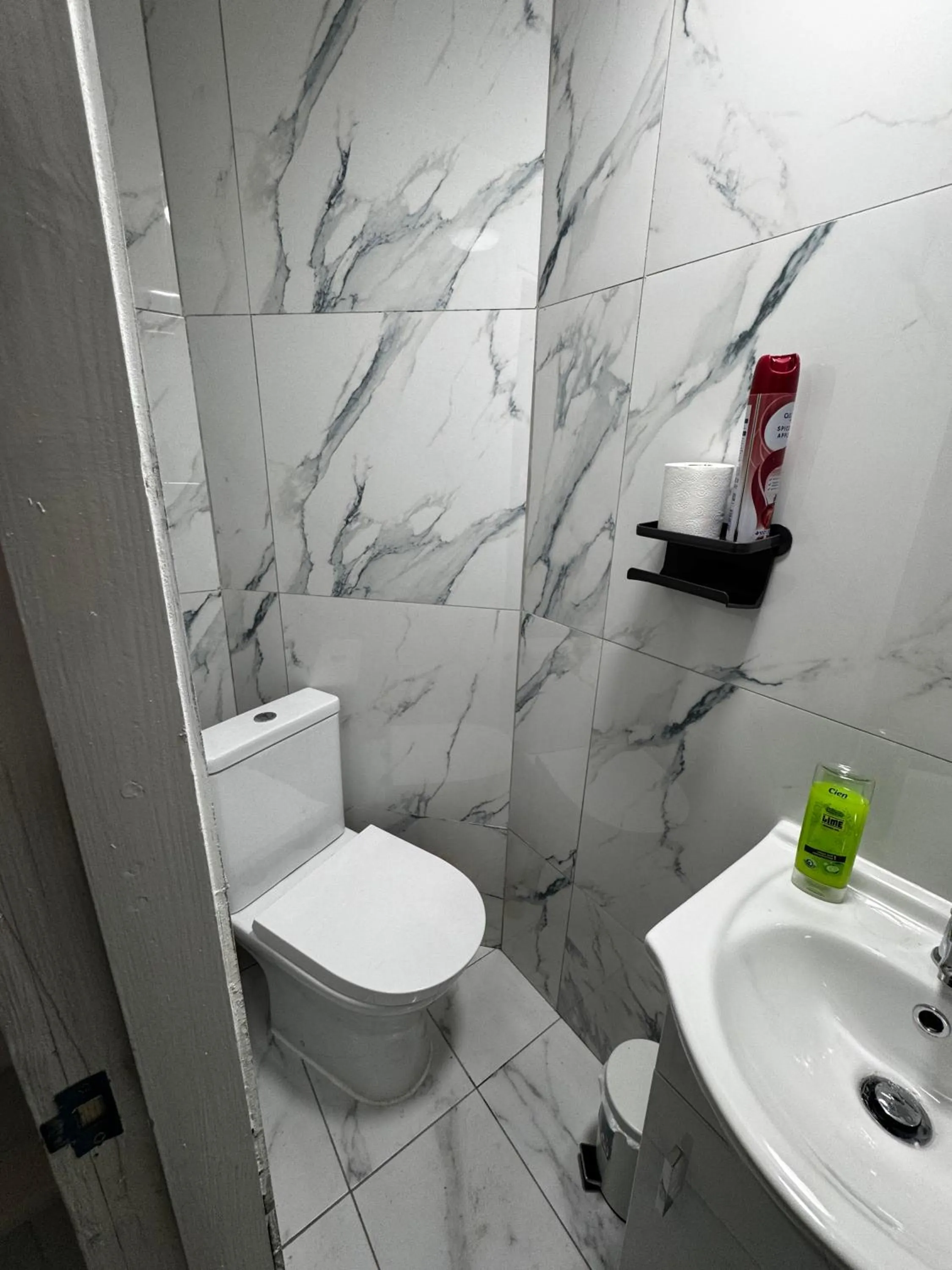 Bathroom in OYO Unique Guestroom - Farnworth, Easy Access to Bolton