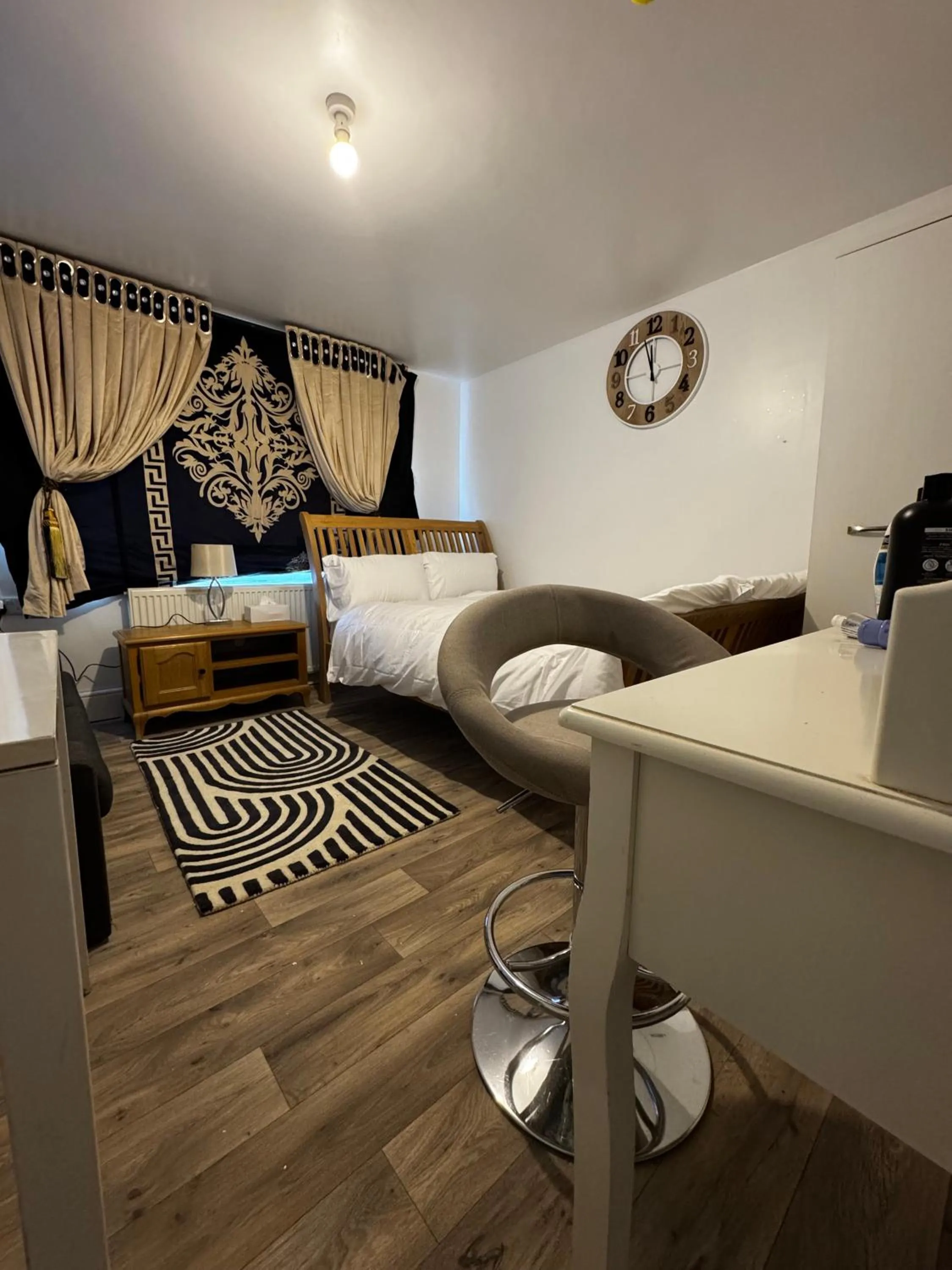 Bedroom, Bed in OYO Unique Guestroom - Farnworth, Easy Access to Bolton