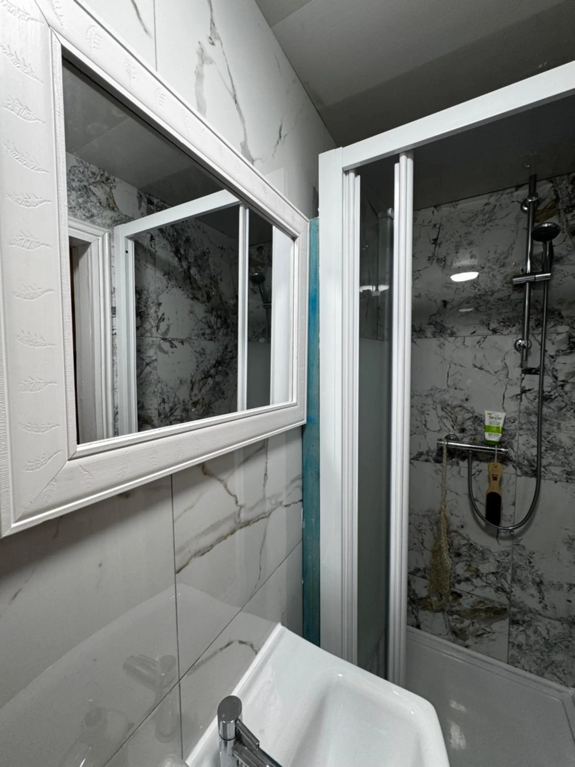 Bathroom in OYO Unique Guestroom - Farnworth, Easy Access to Bolton