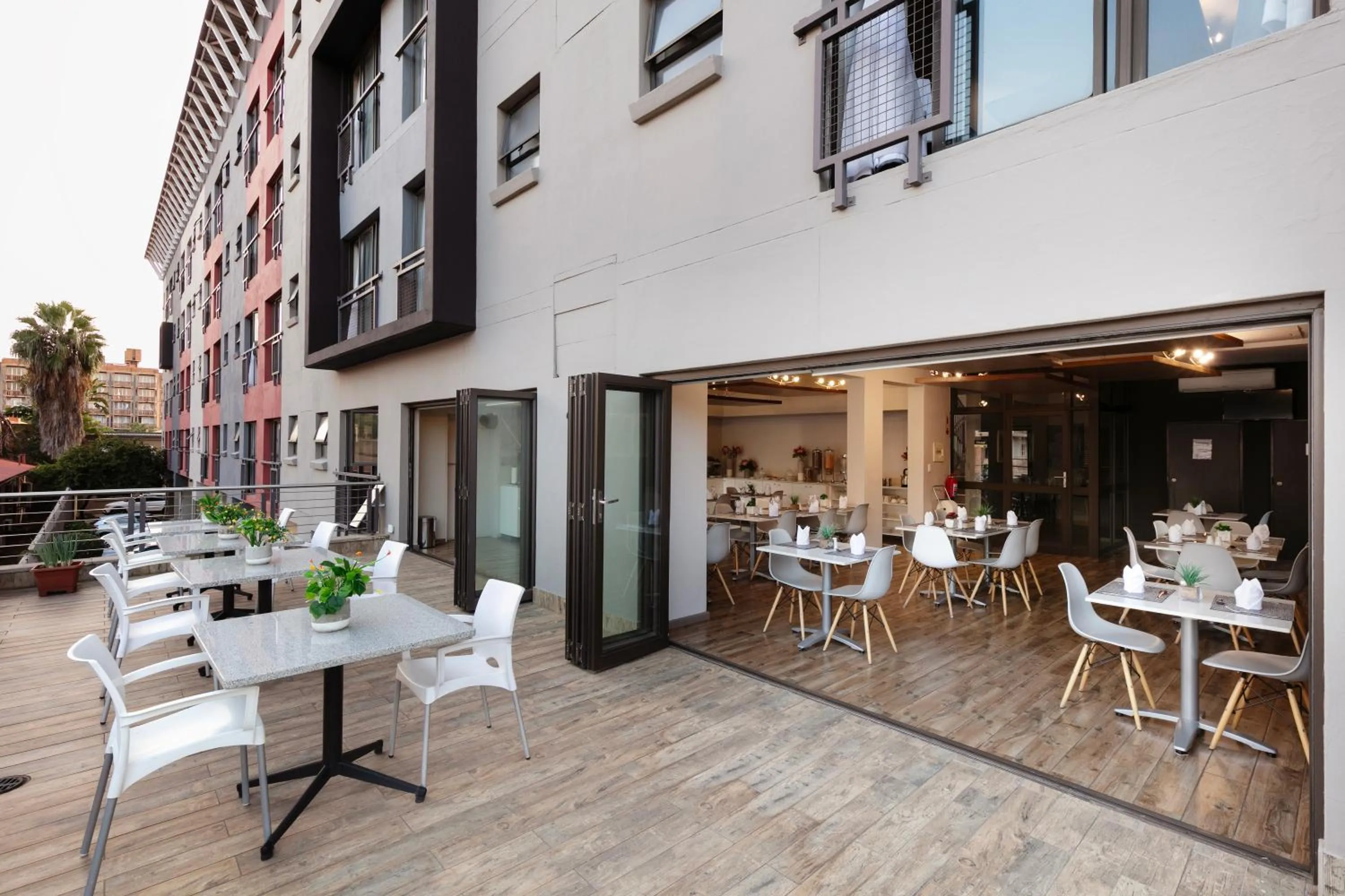 Restaurant/places to eat in Akanani Apartments