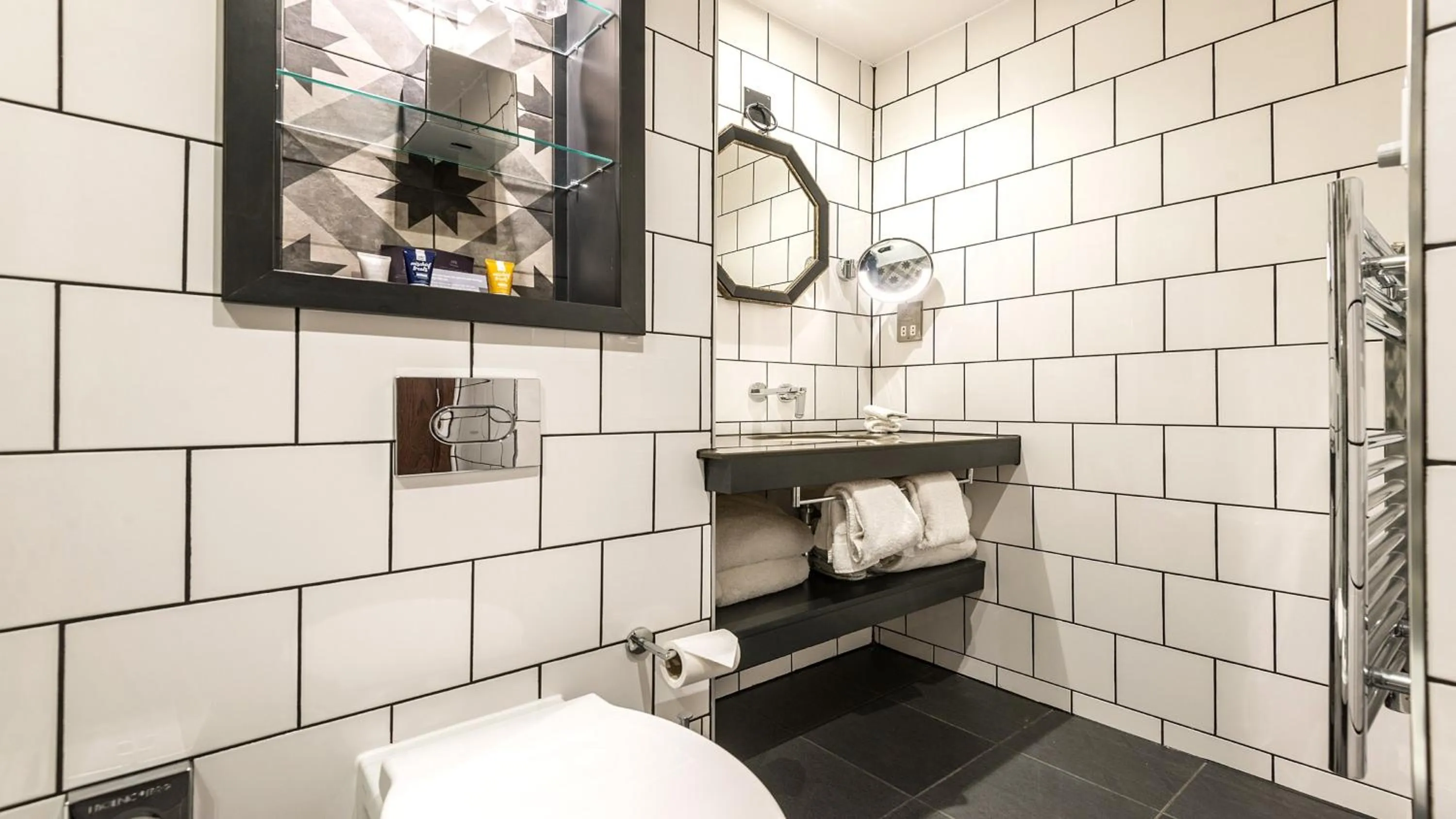 Bathroom in Hotel Indigo York by IHG