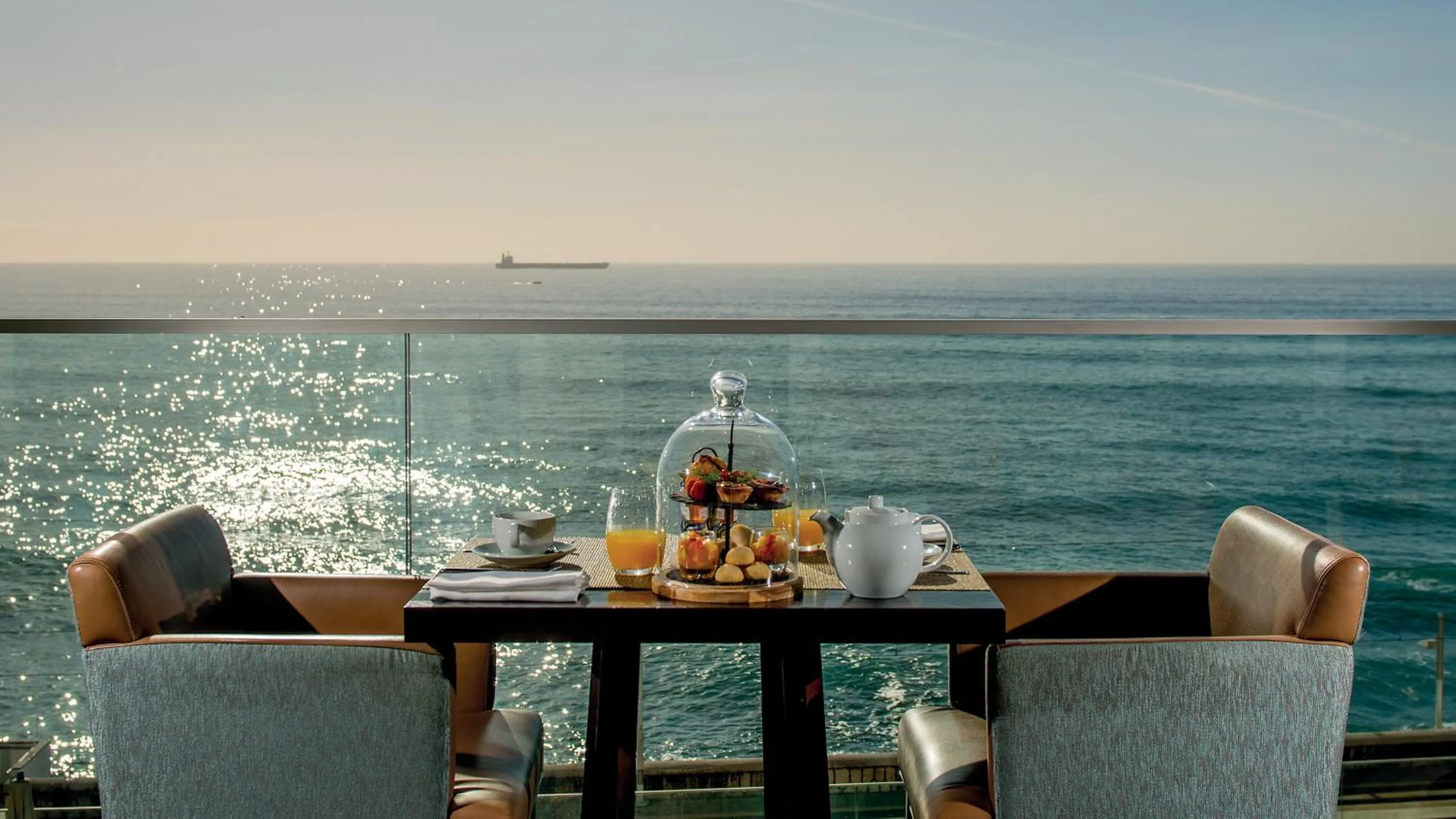 Lounge or bar in InterContinental Cascais-Estoril by IHG