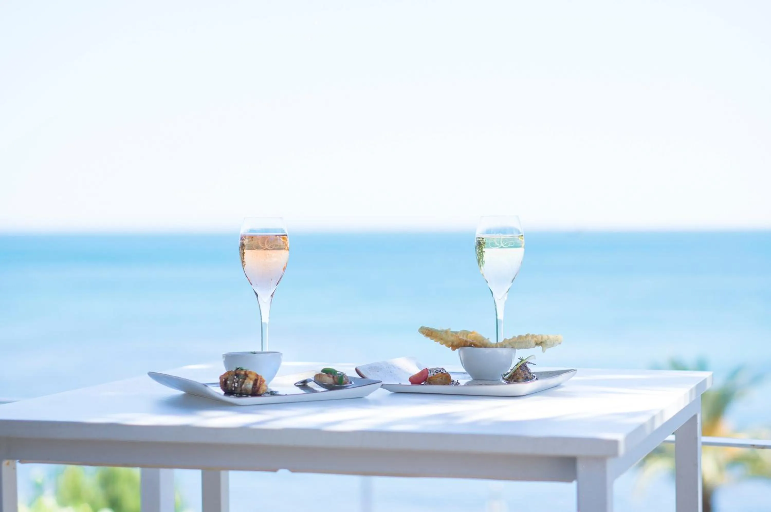 Lounge or bar in InterContinental Cascais-Estoril by IHG