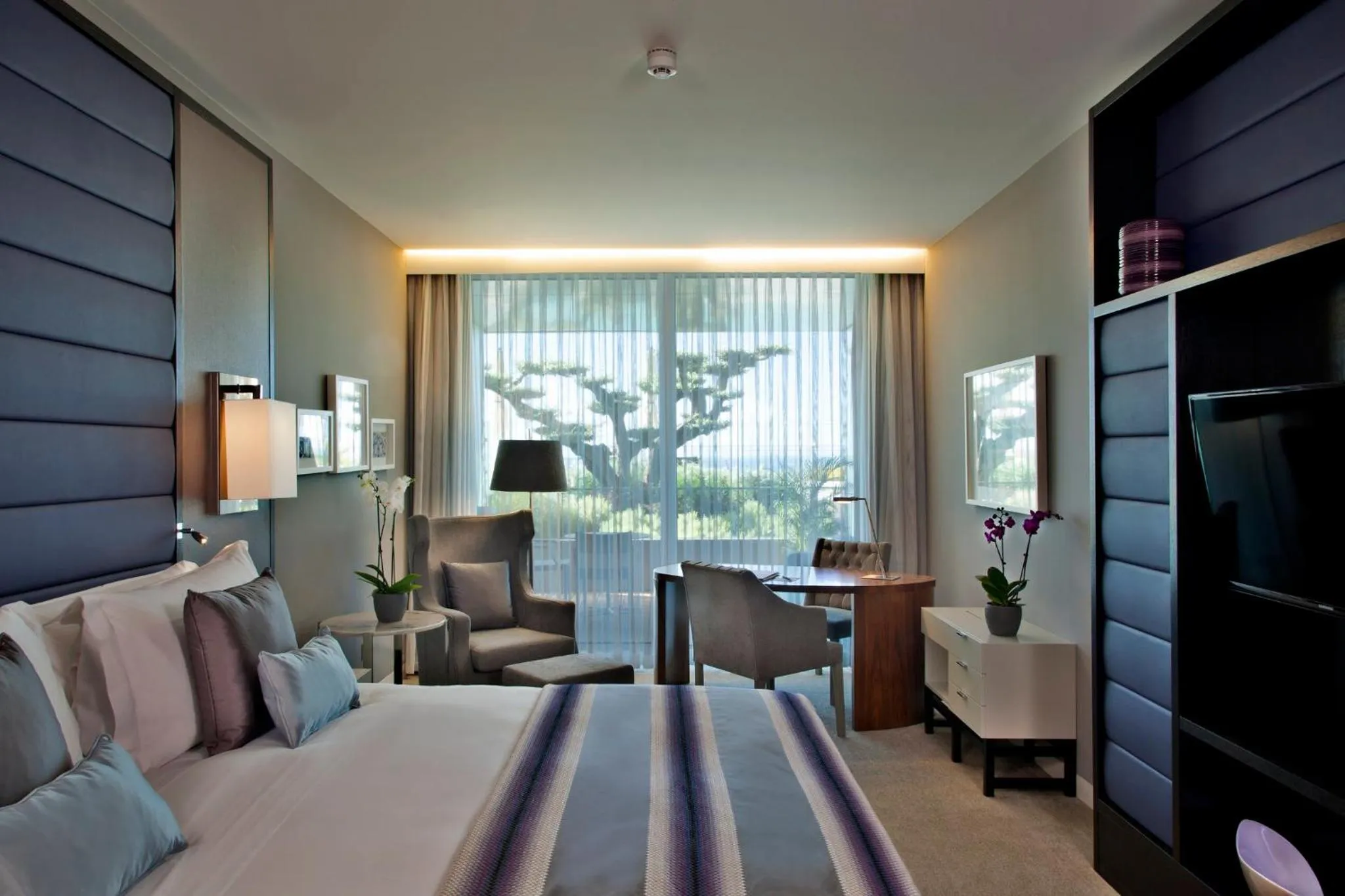 Photo of the whole room, Bed in InterContinental Cascais-Estoril by IHG