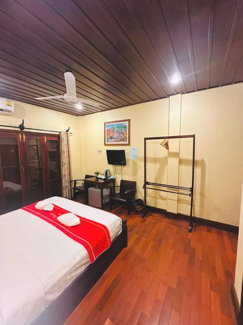 TV and multimedia, Bed in Luang Prabang Champa Villa Hotel