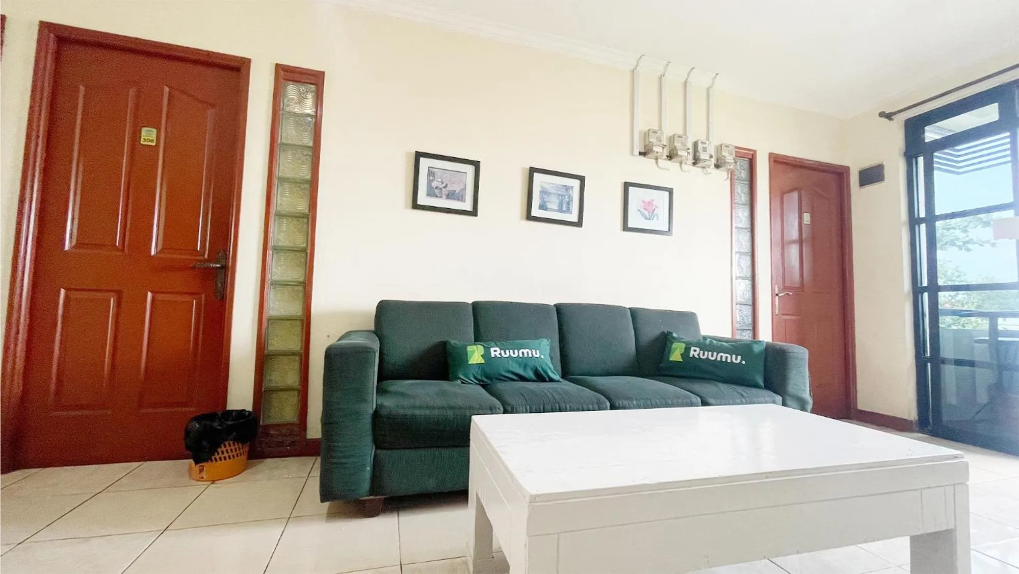 Living room in Bang Day Residence by Ruumu