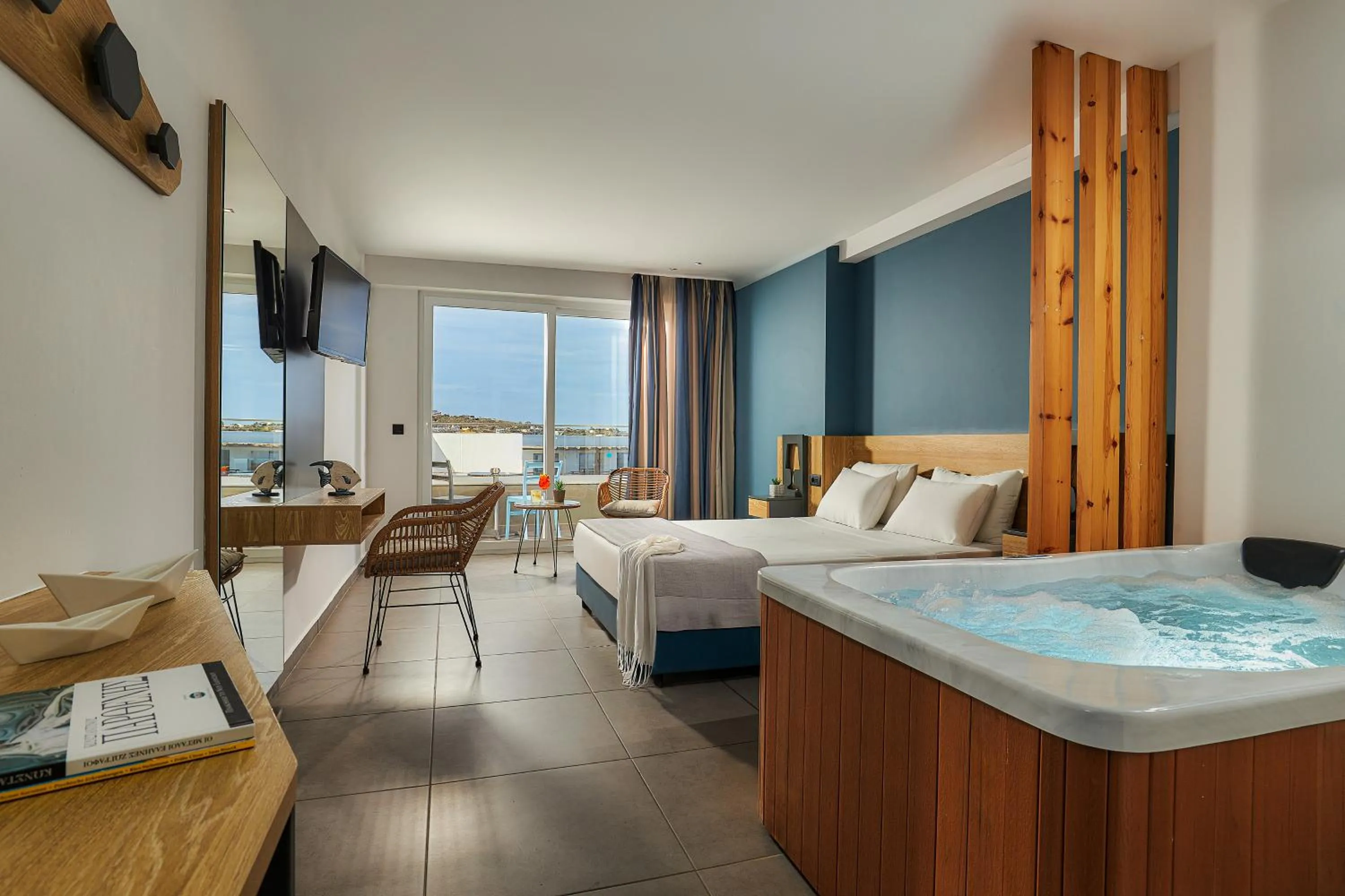 Hot Tub, Bed in Enorme Infinity Beach ex Infinity Blue